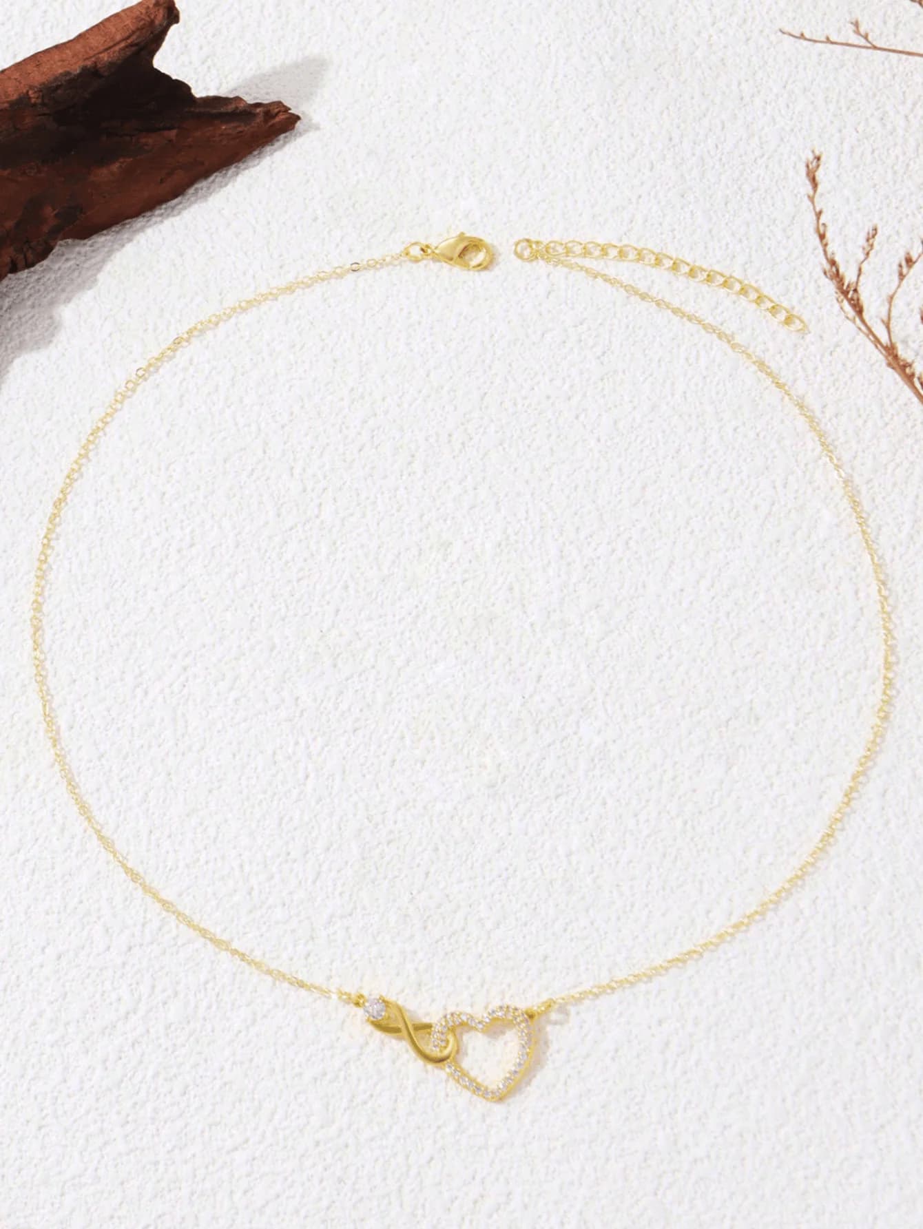 Collana da Donna Placcata Oro con Ciondolo Elegante a Forma di Infinito e Cuore, Gioiello da Collo alla Moda, Regalo Ideale per San Valentino e Uso Quotidiano