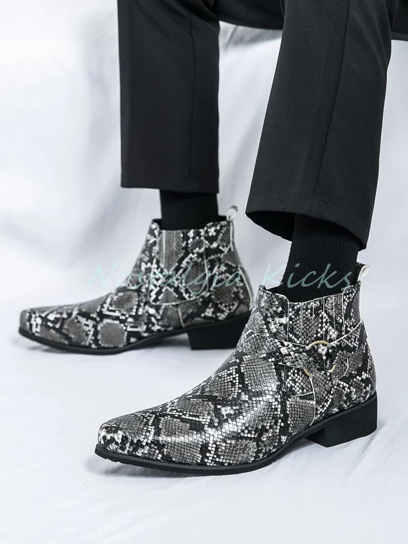 Stivaletti da uomo con stampa serpente stile britannico Stivaletti Chelsea autunnali in pelle PU con fibbia in metallo 2025 Calzature casual da ufficio