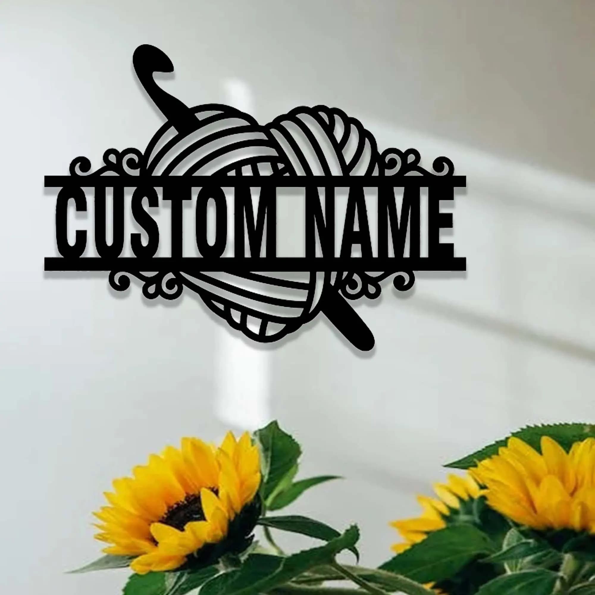 Insegna in Metallo Personalizzata all'Uncinetto, Targa con Nome Personalizzato per Lavori a Maglia, Decorazione Murale in Metallo con Gancio per Filato a Cuore, Arredo per Sala Artigianale e Quilting