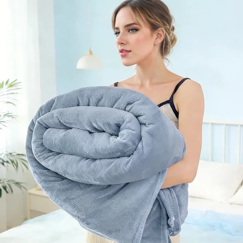 Multifunctional cover in solid flannel, soft and delicate on the skin, warm and comfortable, suitable for living room, bedroom, office.