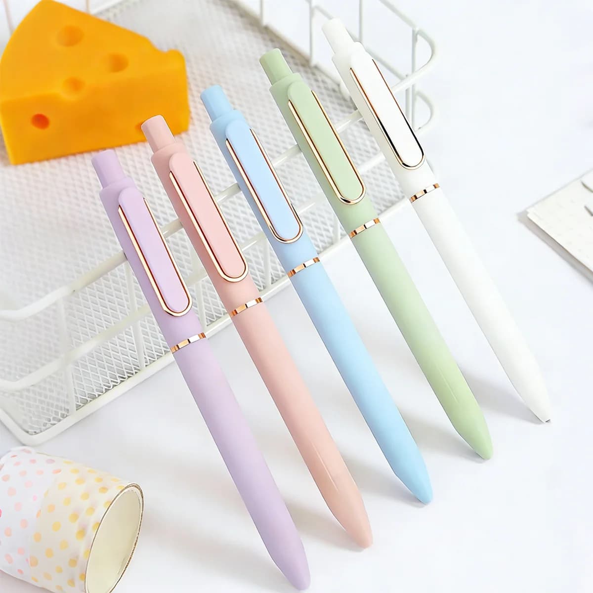 Le penne a sfera e le penne da scrittura sono adatte come regali di compleanno, regali per il ritorno a scuola. Disponibile in una varietà di colori.