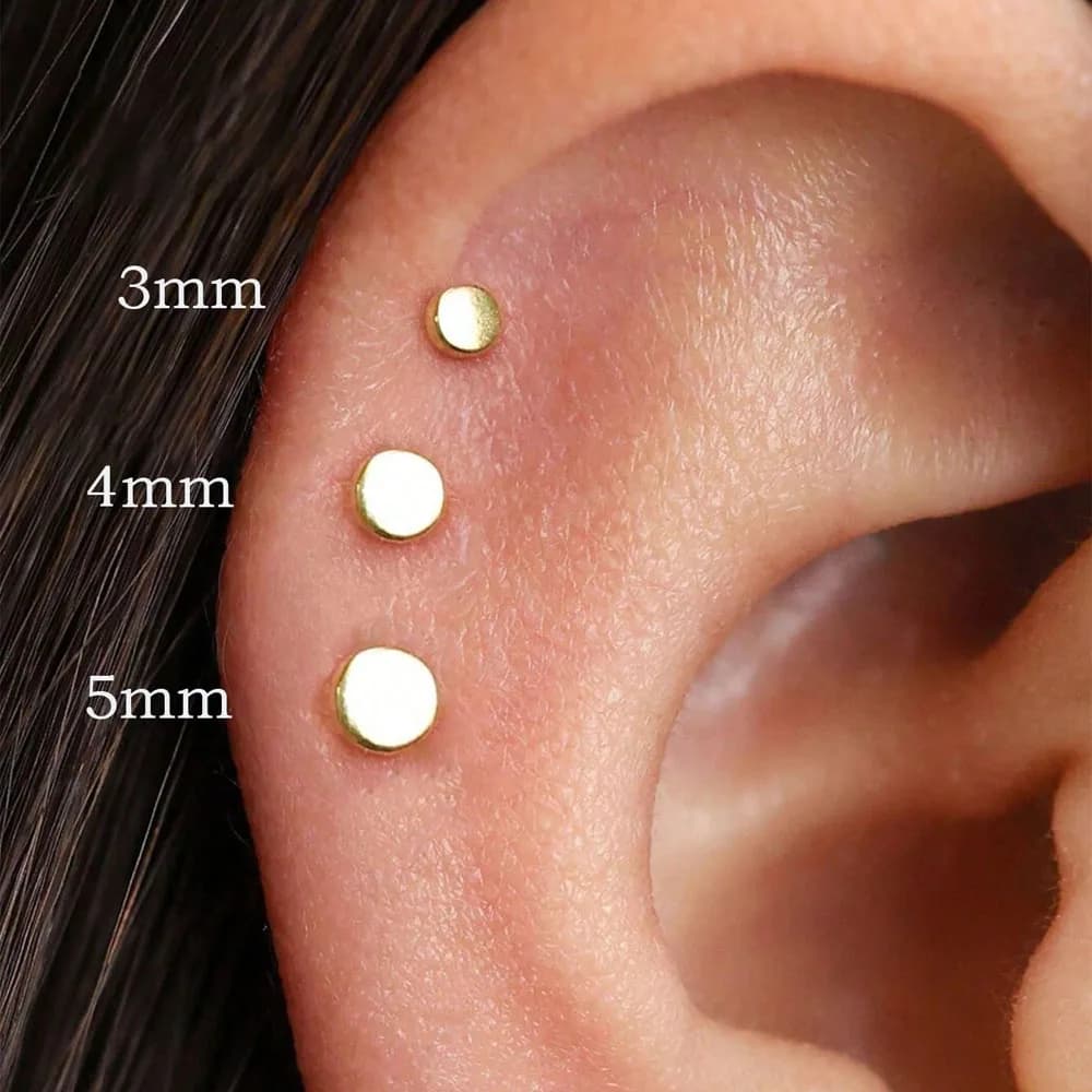 3 paia di orecchini a bottone da donna con disco rotondo delicato e delicato in acciaio inossidabile, cartilagine minimalista ipoallergenica placcata oro 18 carati