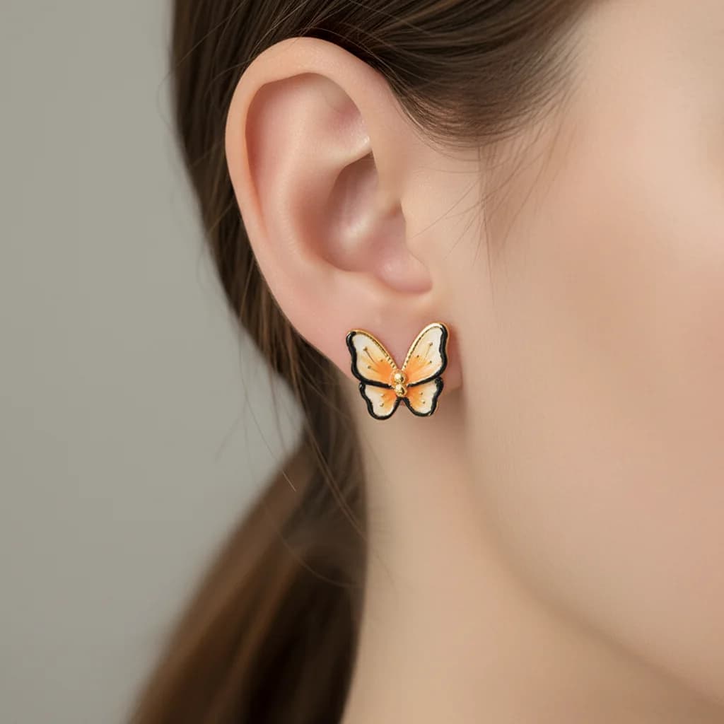 Orecchini a Forma di Farfalla Carini e Creativi - Borchie Placcate Oro con Smalto Arancione, Nero e Bianco, Ideali per Feste di Compleanno e Uso Quotidiano