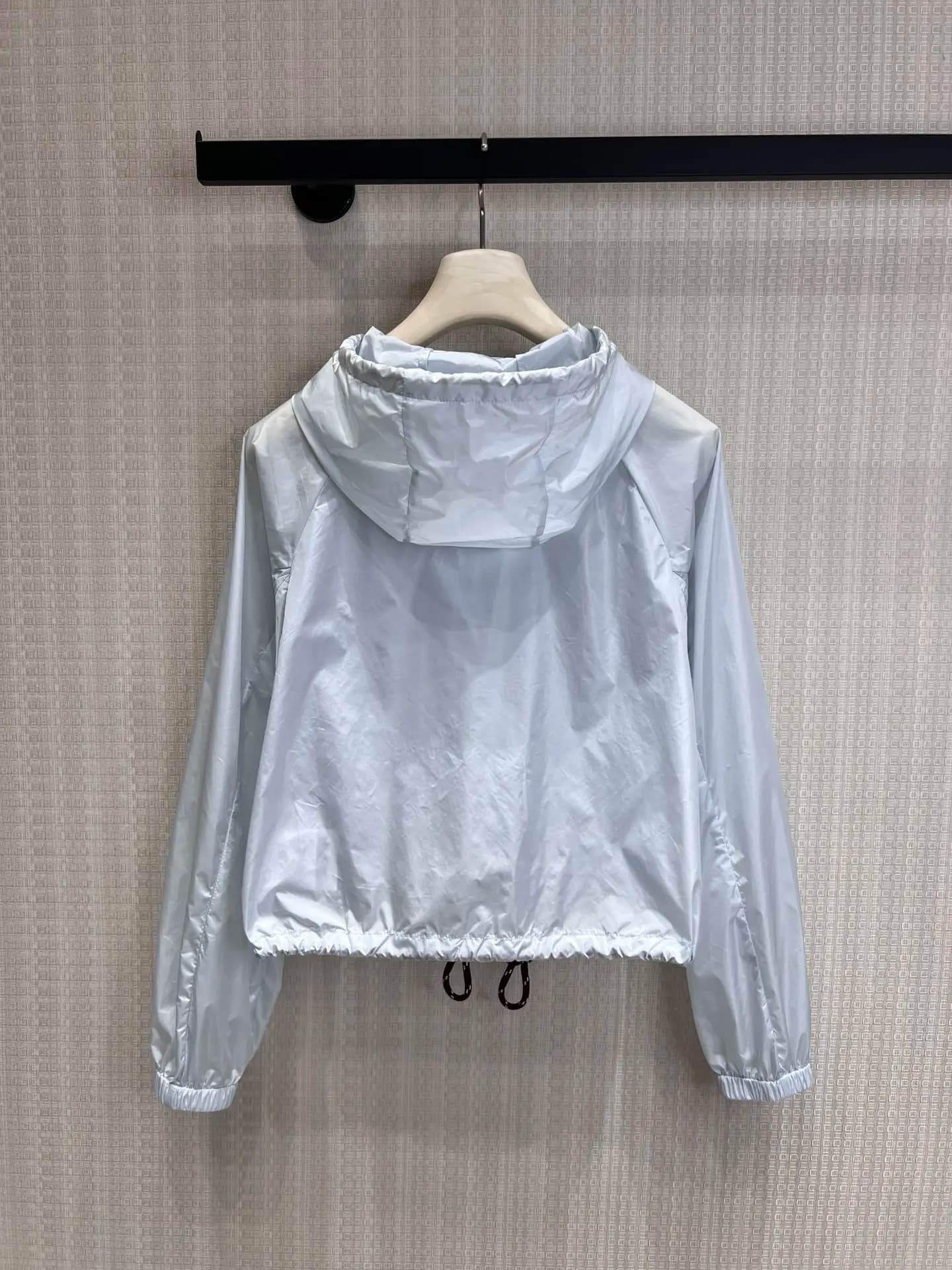 Nuova Giacca Casual Leggera da Donna Stile Britannico con Cappuccio e Coulisse, Corta, Antivento e Protezione Solare 2026