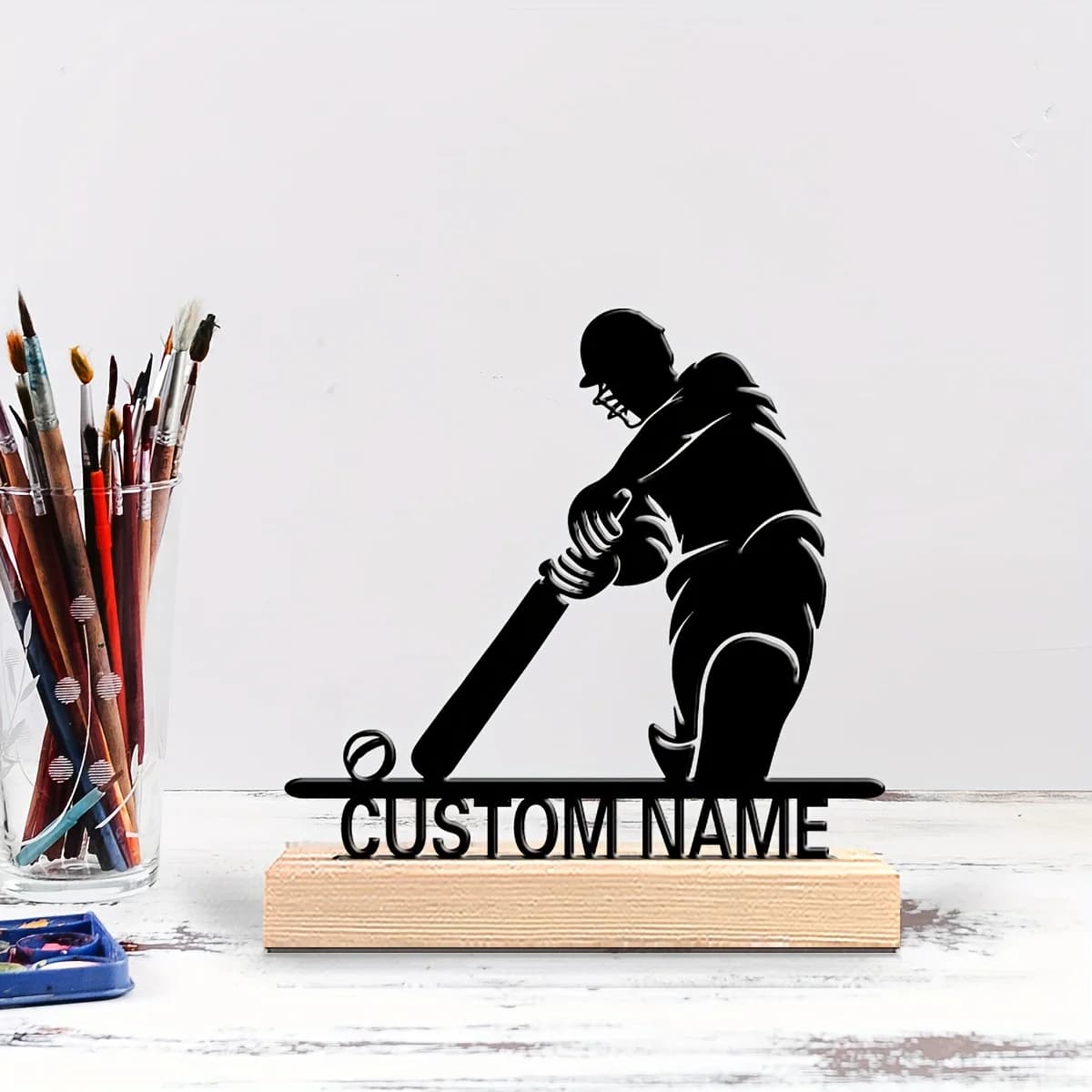 Statua in Metallo Personalizzata di Giocatore di Cricket con Base in Legno, Nome Personalizzato, Stile Sportivo, Decorazione per Casa e Ufficio, Regalo per Appassionati di Sport