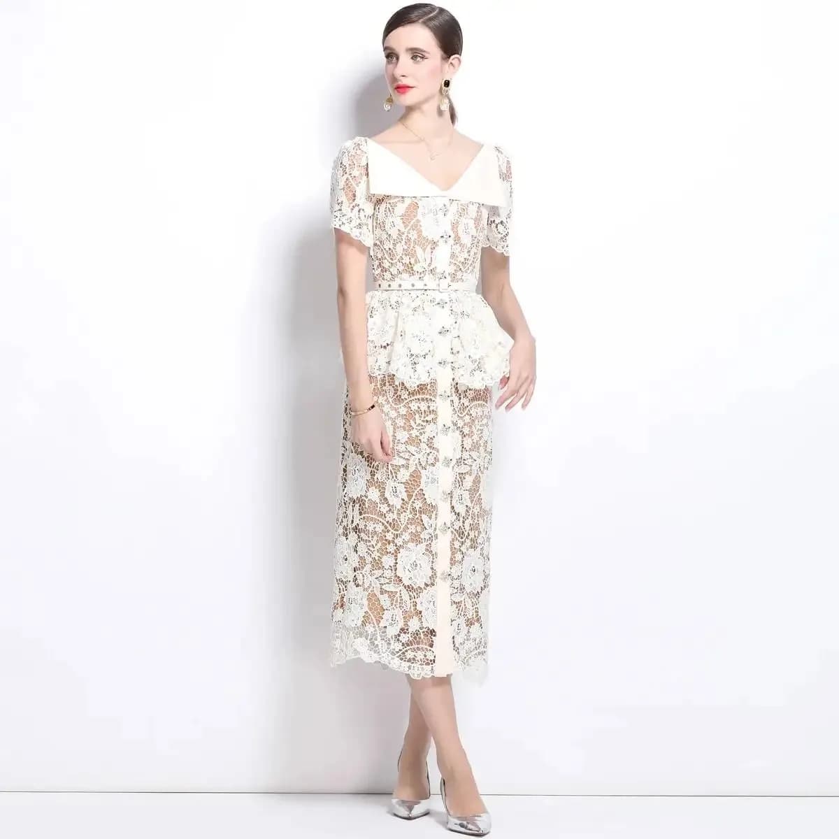 Abito da Sera Lungo in Pizzo con Maniche Corte, Ricami di Perline e Diamanti, Volant Beige e Bianco, Vestito Midi da Cerimonia per Donne
