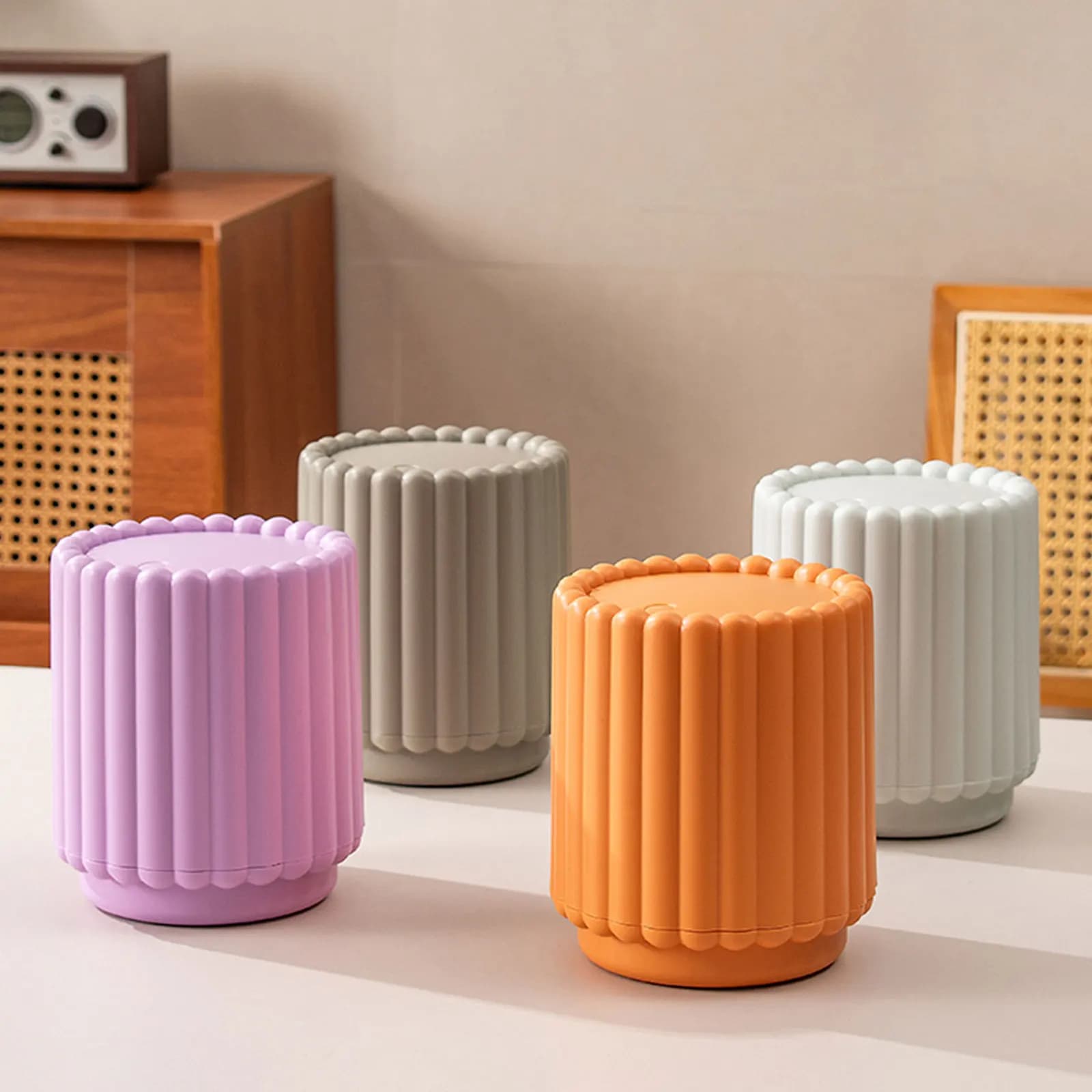 Mini cestino per rifiuti con coperchio a pressione, contenitore per spazzatura da scrivania con apertura ampia, piccolo contenitore per rifiuti per uso domestico e in ufficio.