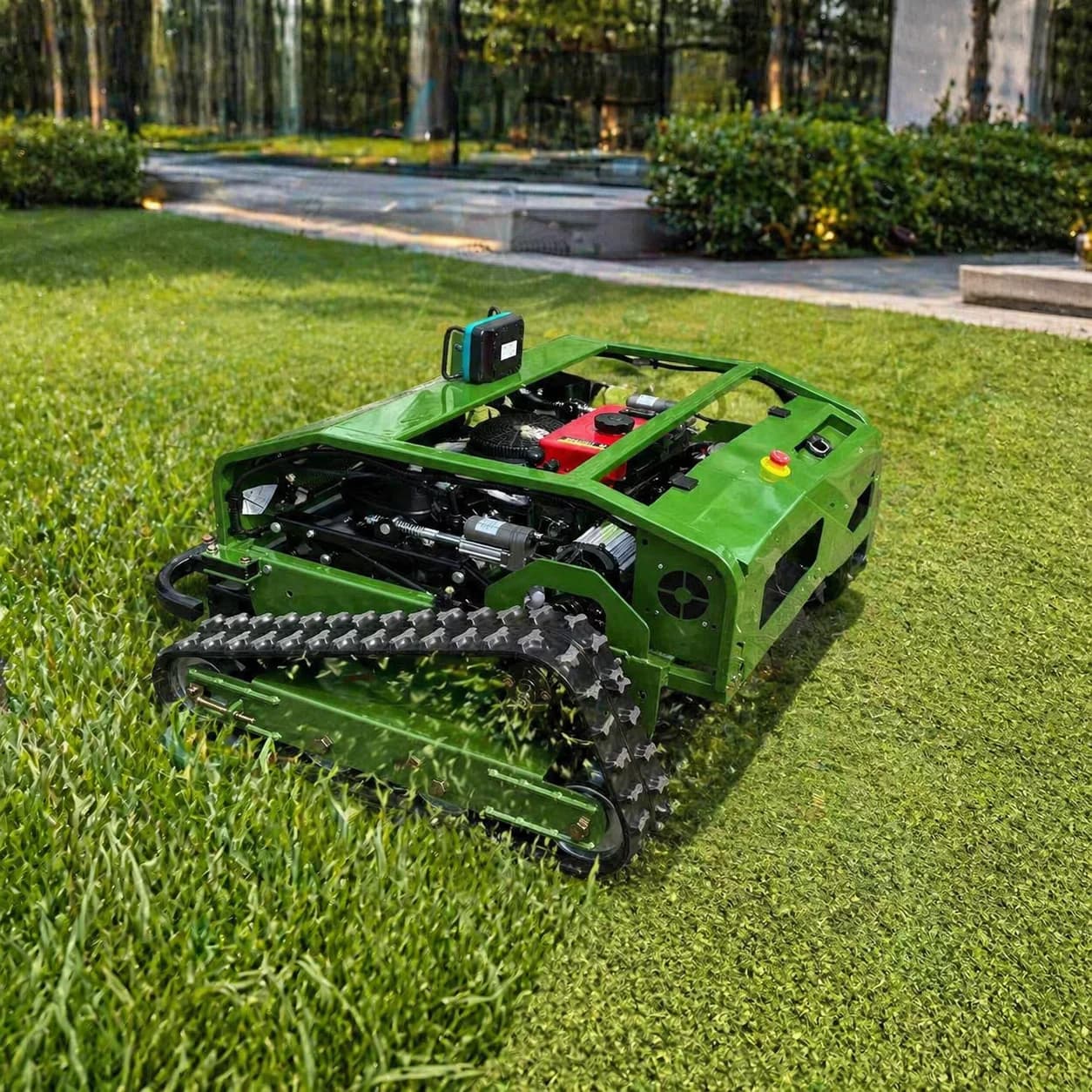 Macchina Agricola Cingolata 2-in-1 con Telecomando, Falciatrice e Irroratrice ad Alta Potenza con Serbatoio da 60L per l'Agricoltura di Precisione