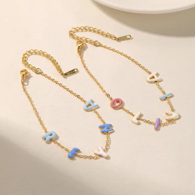 DOREMI Braccialetto Personalizzato con 26 Lettere Colorate, Impermeabile in Acciaio Inossidabile, Gioiello alla Moda, Regalo