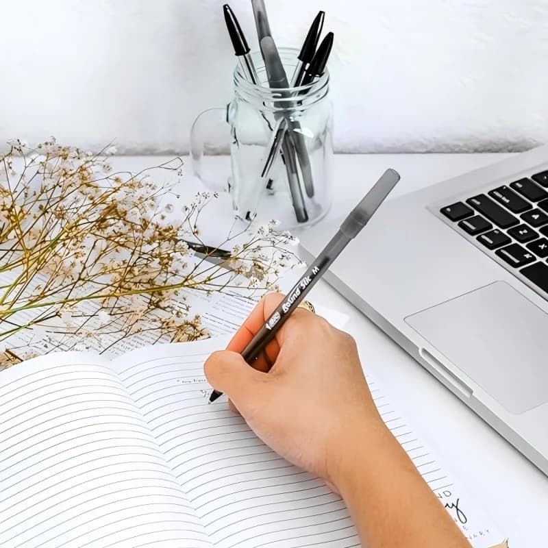 Penne a punta media (1,0 mm), confezione da 12 pezzi, corpo flessibile e rotondo per un comfort di scrittura