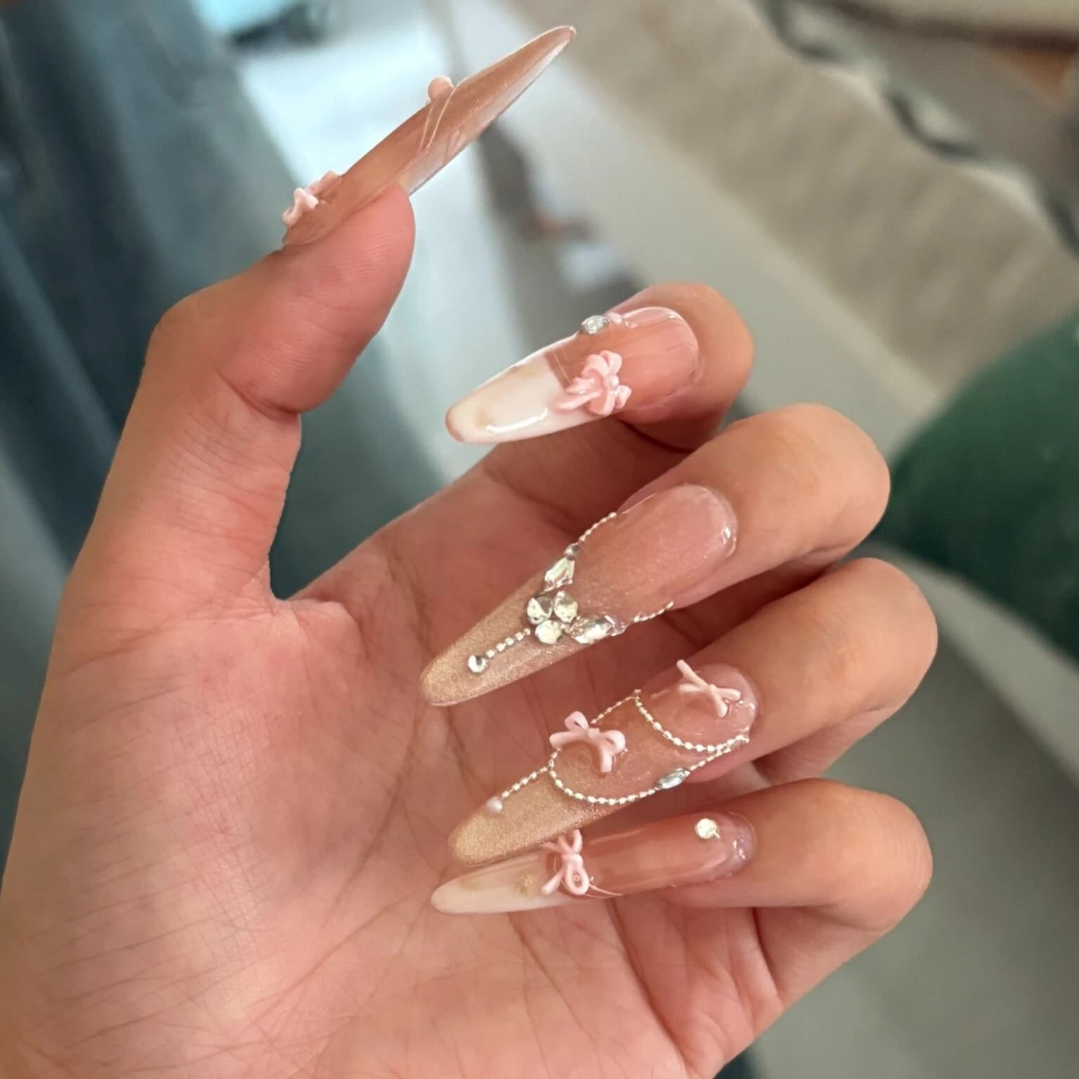 Set di 24 Unghie Finte Acriliche Lunghe con Fiocchi Francesi Rosa, Adesivi per Nail Art Brillanti Effetto Occhio di Gatto