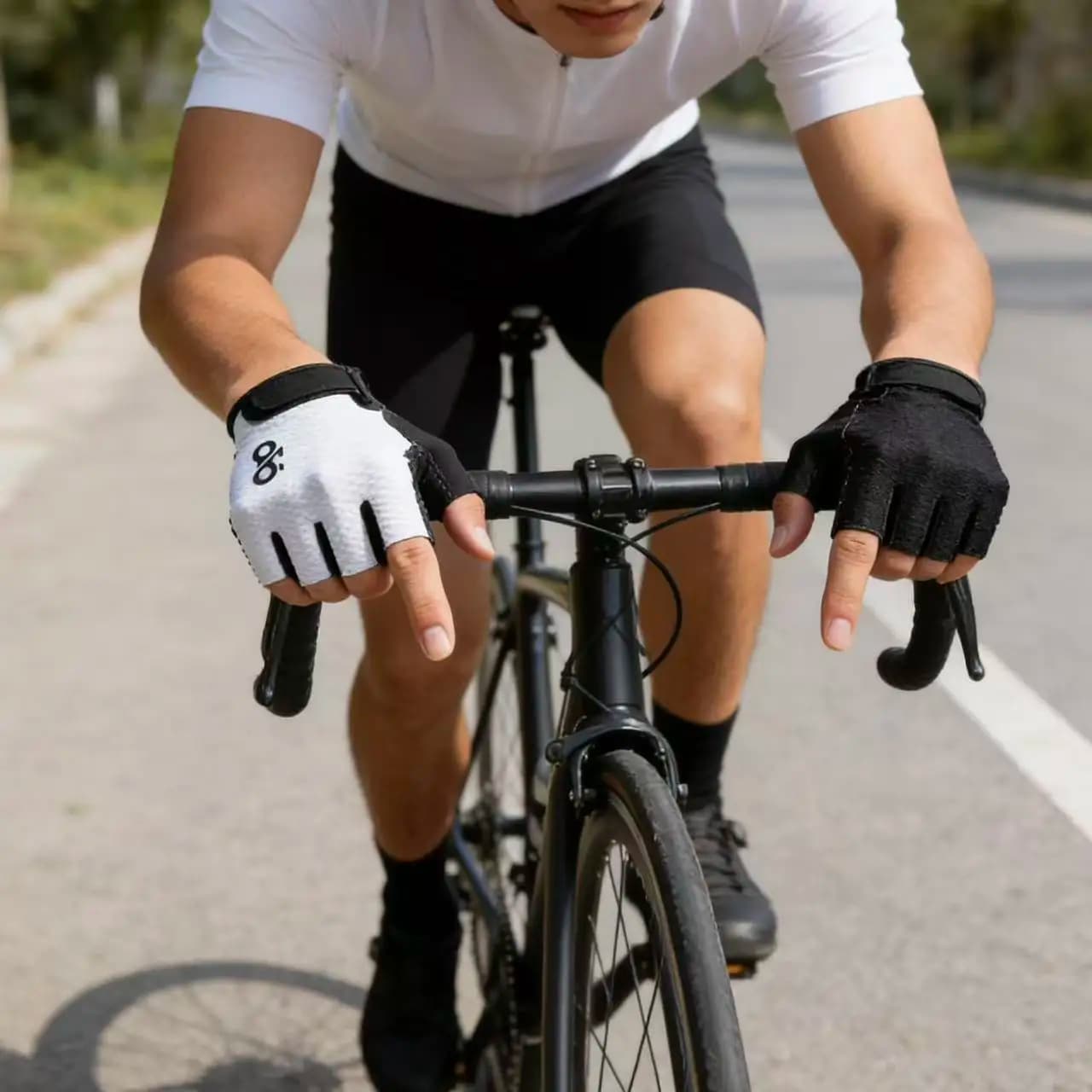 Guanti da ciclismo estivi a mezze dita, sportivi, elastici, traspiranti, antiscivolo, con imbottitura spessa sul palmo.