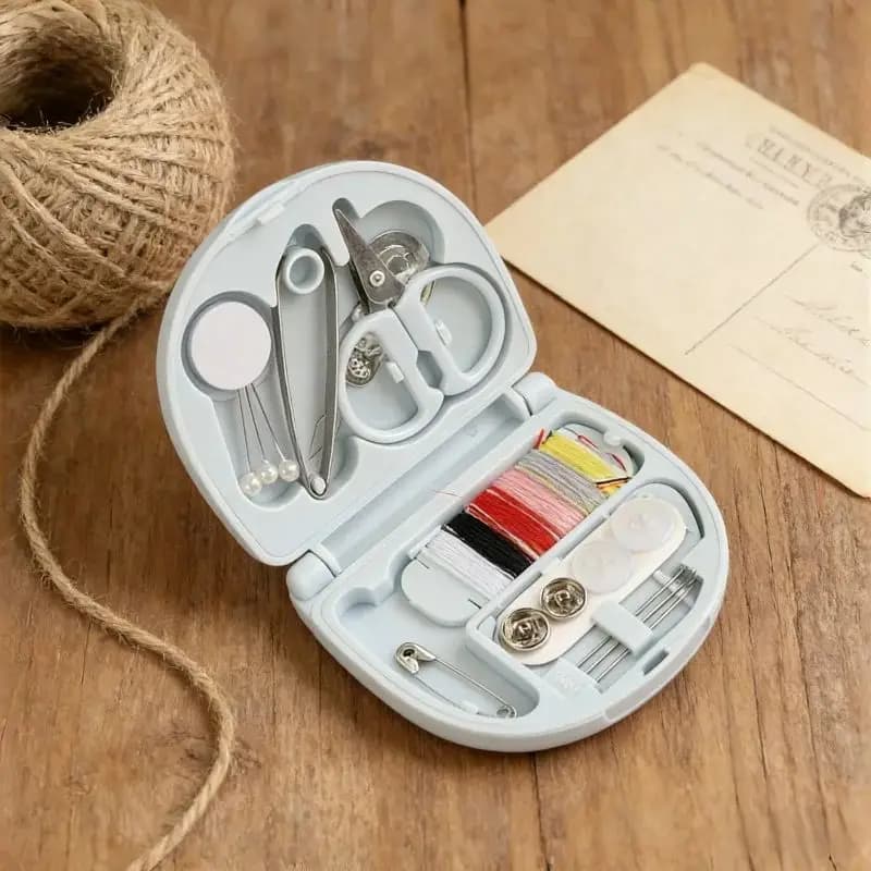 Kit da Cucito Mini Blu con 6 Colori di Filo e Strumenti ​ Custodia portatile per dispositivo cardiaco, include forbici e aghi.