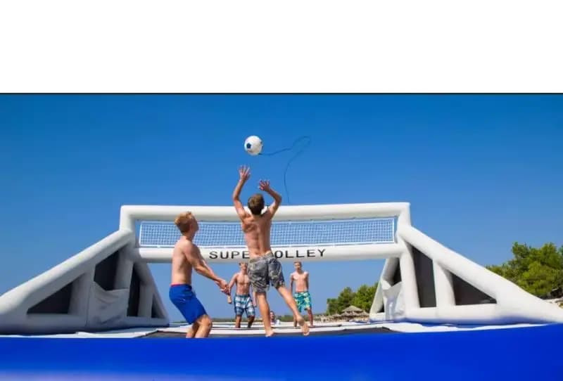 Impianti gonfiabili per il divertimento competitivo di pallavolo multigiocatore su un campo di competizione di pallavolo acquatica su larga scala