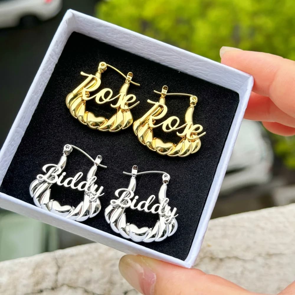 DUOYING Nome personalizzato Orecchini cuore angelo Carattere corsivo Targhetta Cerchio Oro Acciaio inossidabile Gioielli personalizzati Regalo per ragazze