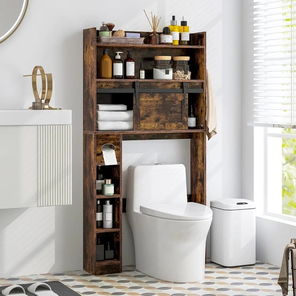 Mobiletto Salvaspazio da Bagno Sopra il WC, Stile Rustico con Anta Scorrevole, Porta Carta Igienica, Ganci Laterali e Ripiani Regolabili