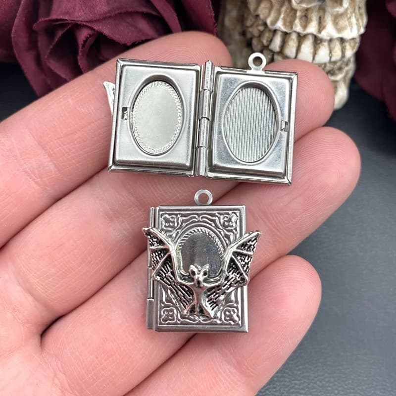 2 pz 27*22mm Pipistrello Libro Medaglione Pendenti e Ciondoli In Acciaio Inox Cornice Per Foto Ciondolo Designer Pendenti E Ciondoli Per Creazione di Gioielli FAI DA TE risultati dei gioielli