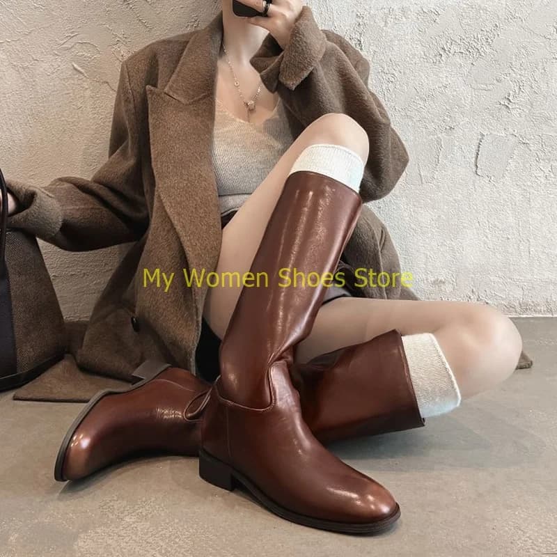 Knee boots with medium heel, round tip, brown and black leather, Runway model 2026, for woman, autumn winter, elegant shoes, on balance.