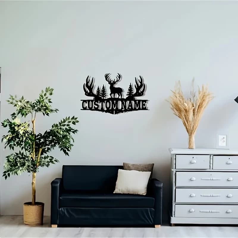Arte da Parete in Metallo Personalizzabile con Corna di Cervo in Stile Rustico | Design Personalizzato con Nome | Decorazioni per Esterni | Ideale come Regalo per Appassionati di Caccia