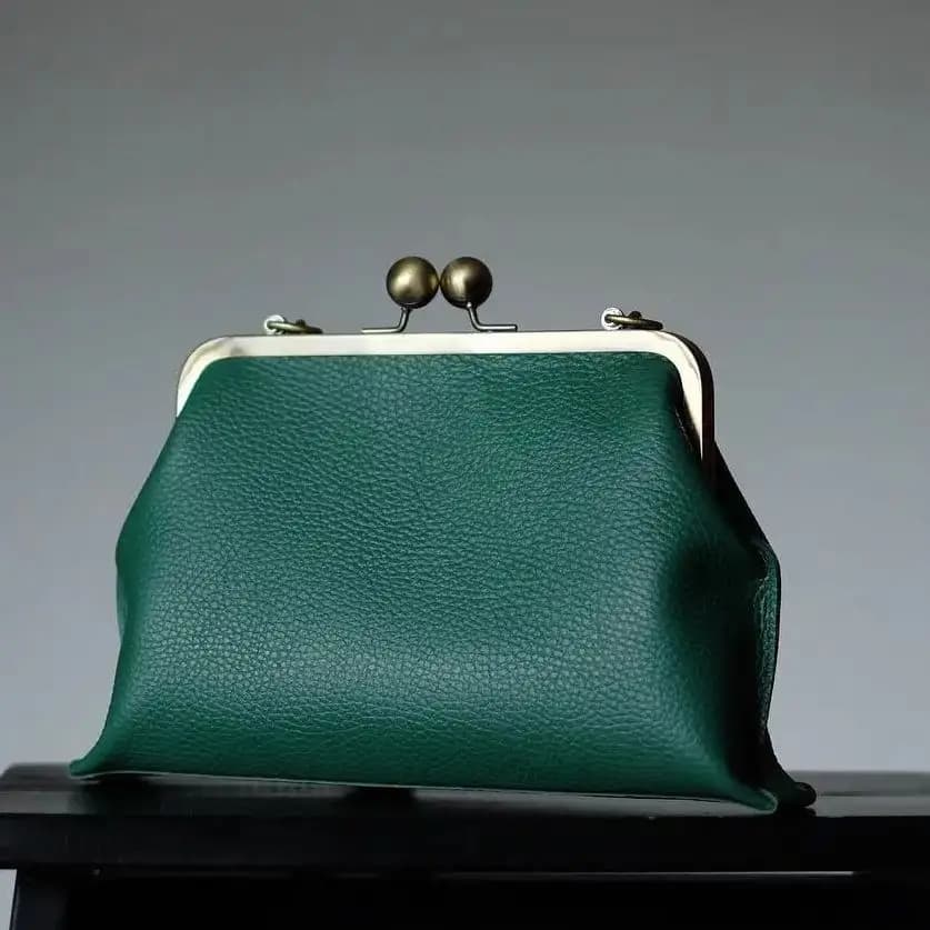 Borsa Vintage Verde Smeraldo in Pelle con Chiusura a Scatto in Metallo Bronzo e Sfere, 28x18x5cm
