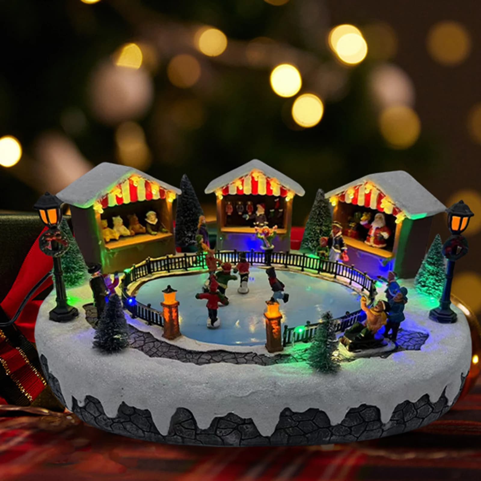 Pattinaggio Villaggio di Natale Binario di ghiaccio animato in resina con scena del mercato di Natale Luci a LED Musica per decorazioni natalizie da tavolo per la casa