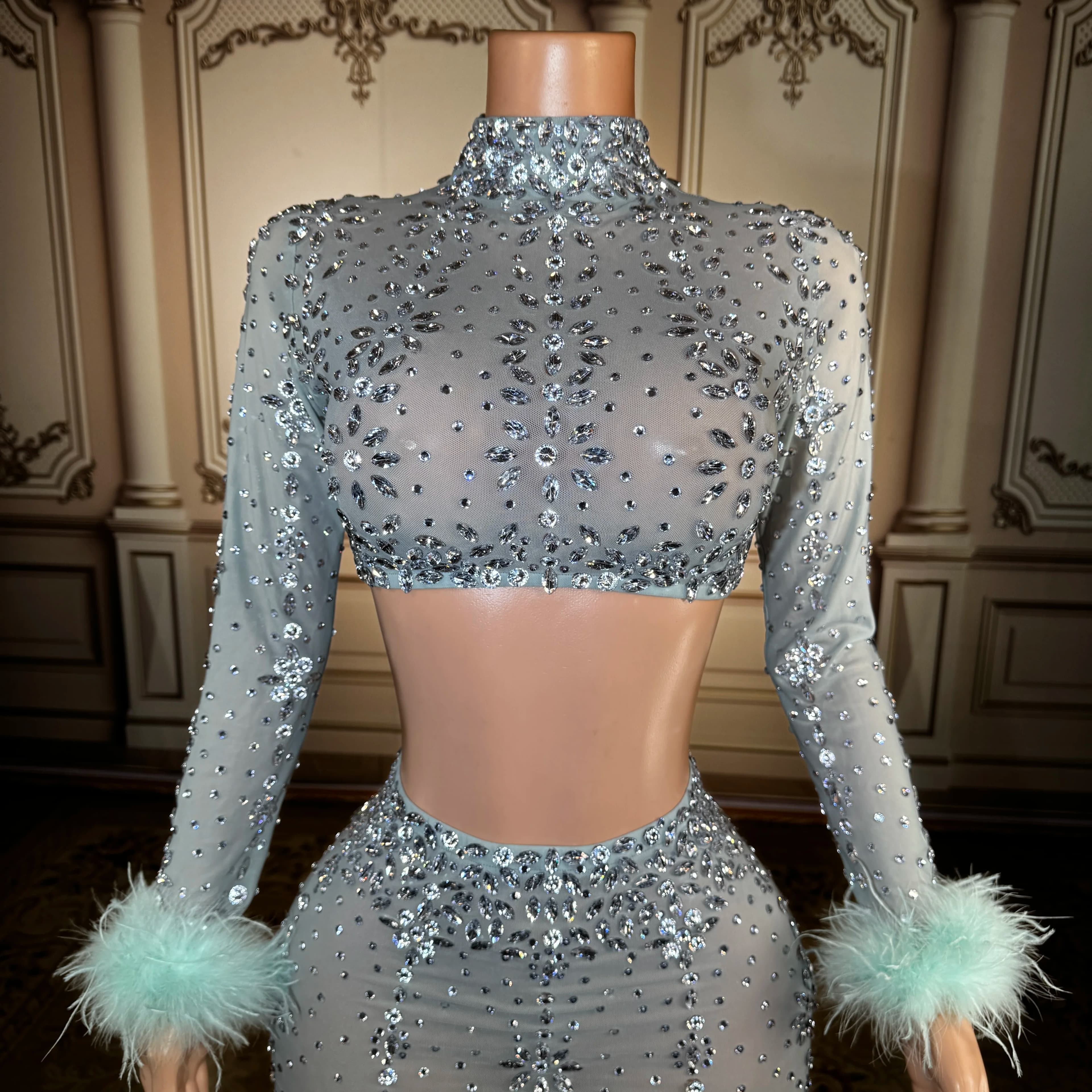 ZD Fashion Set Due Pezzi da Donna con Cristalli Azzurri, Top Corto con Maniche in Piume e Gonna Lunga, Abito da Sera