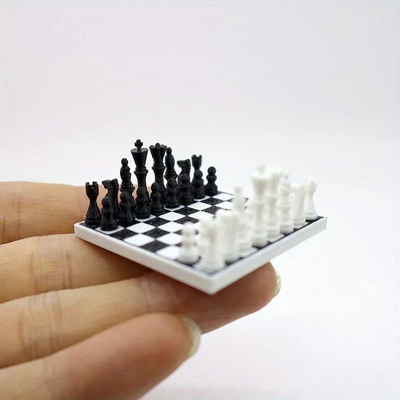Mini set di scacchi - Pezzi degli scacchi in plastica bianca e nera in scala 1:12, adatti per casa delle bambole, decorazione di scene di modellini e foto