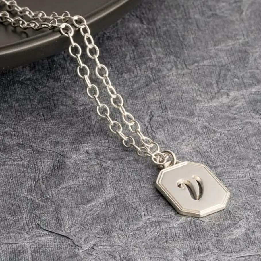 Collana con iniziali personalizzate Collana con nome personalizzato Ciondolo con alfabeto cavo in acciaio inossidabile Regalo unico per la festa del papà per uomo