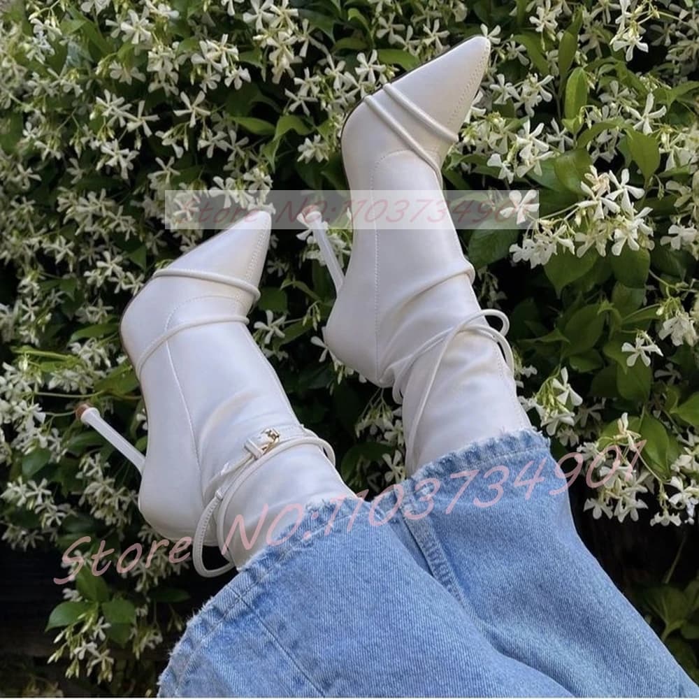 Stivaletti in pelle verniciata bianca con cinturino sottile Stivaletti da donna con punta a punta Tacchi alti Stivali con cinturino con fibbia Stivaletti casual eleganti da donna