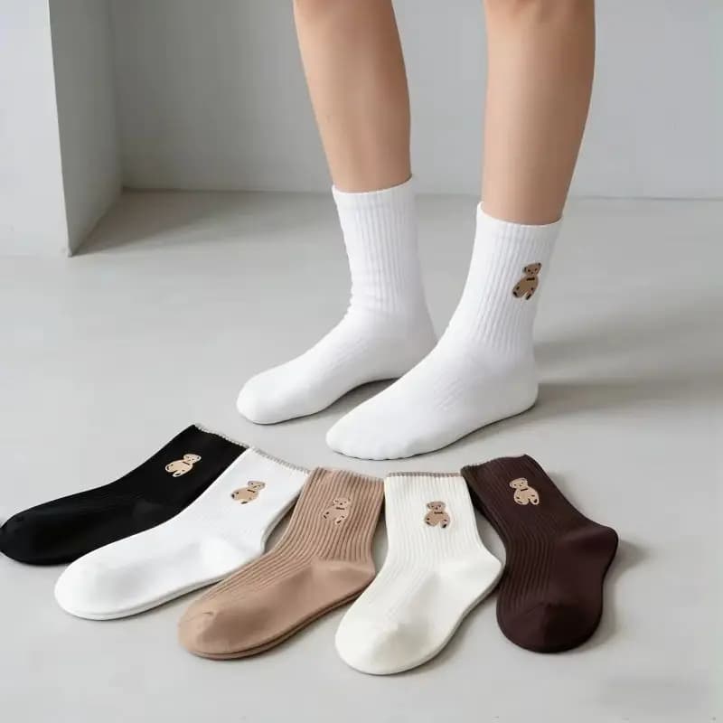 Collezione di 5 Paia di Calzini con Motivo Orsacchiotto ​ Costruzione resistente, punta senza cuciture, stile divertente e giocoso, ideale come regalo.