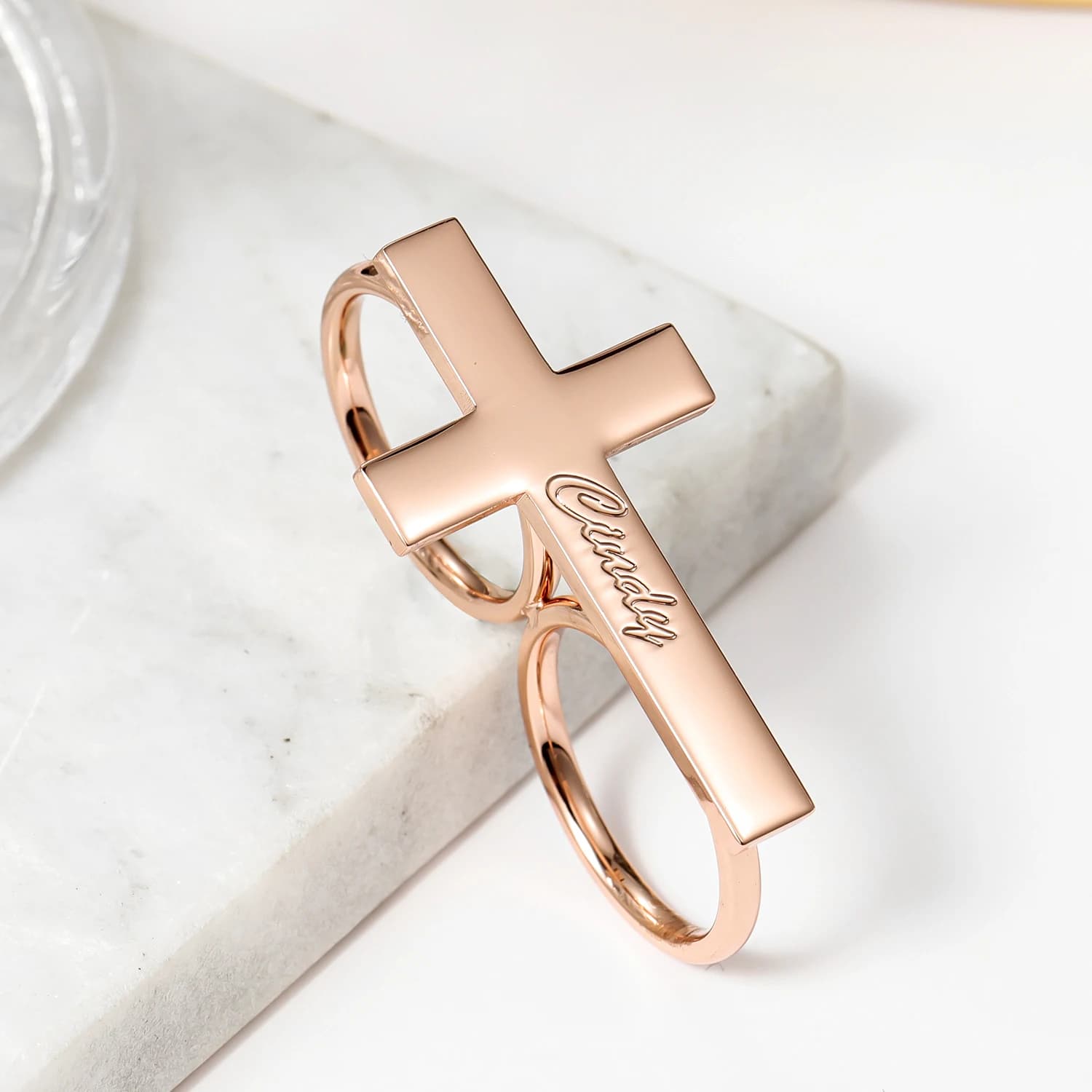 Anello personalizzato con nome personalizzato con croce a doppio cerchio a due dita, gioielli da donna in acciaio inossidabile, souvenir Gesù placcato oro 18 carati