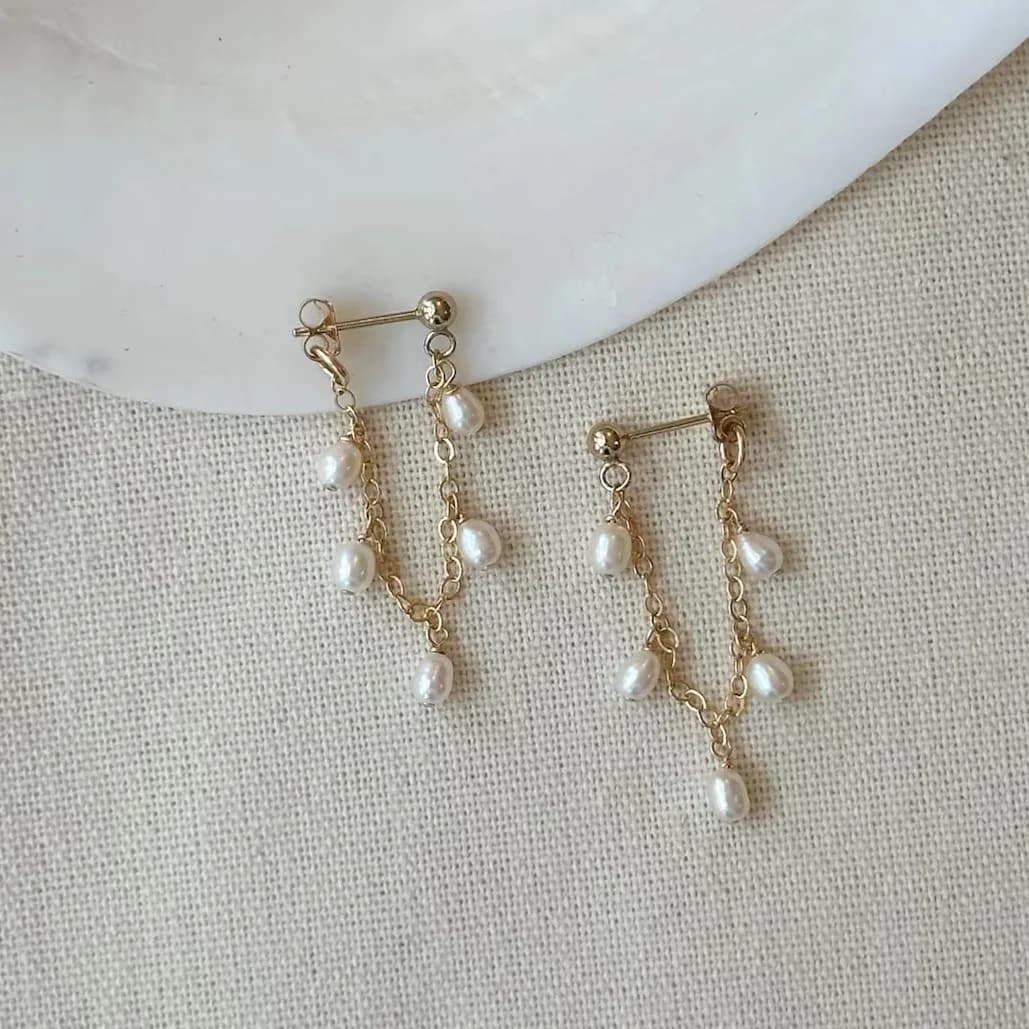 Delicati orecchini a catena di perle Orecchini di perle pendenti riempiti in oro 14 carati Eleganti orecchini di perle di semi Gioielli da sposa con perle da sposa