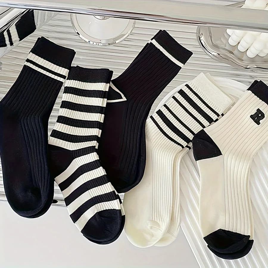 10 pairs of white and black striped sports socks, casual sports socks with letter pattern, suitable for casual clothing