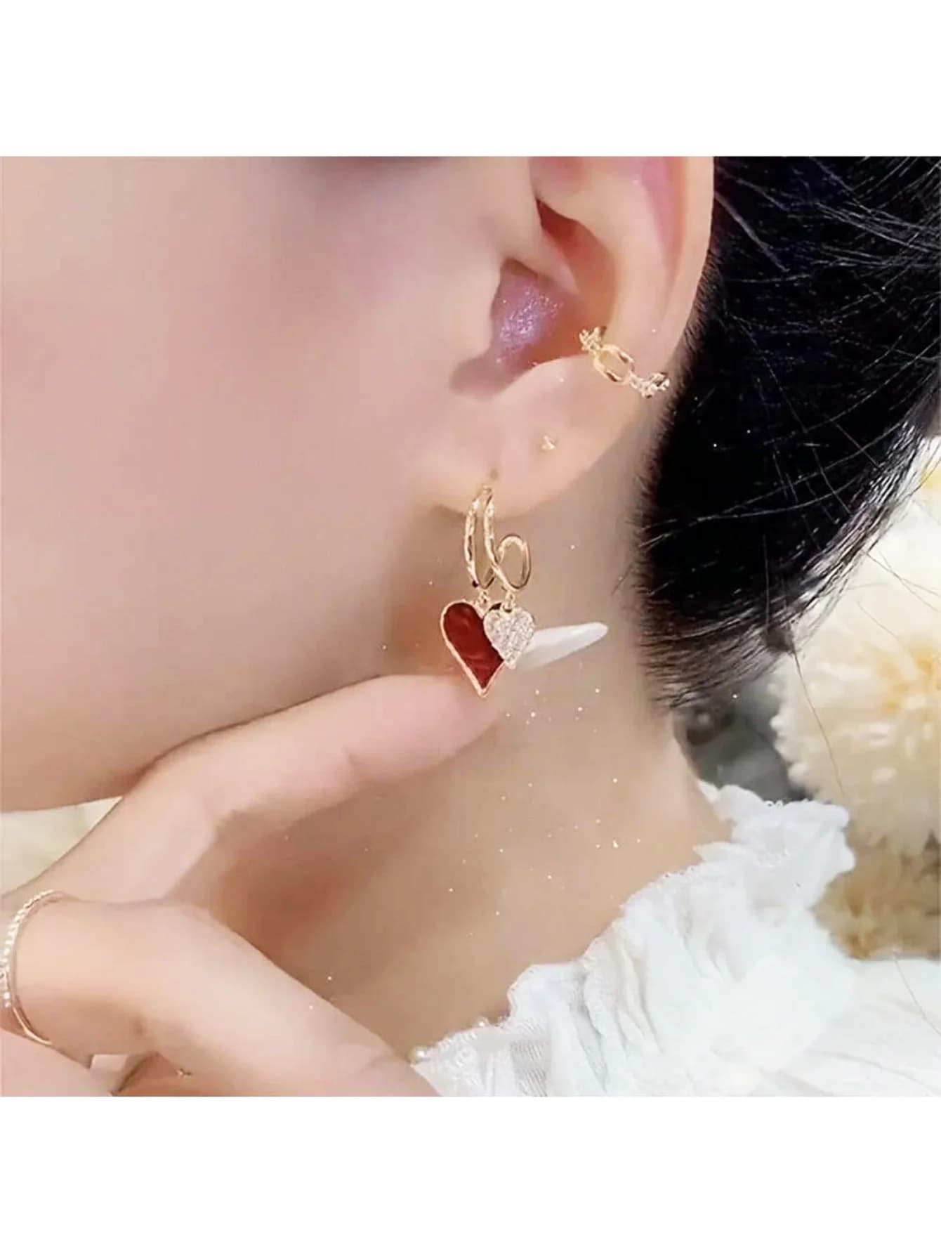 Collana con ciondolo a forma di cuore elegante e alla moda, design unico e raffinato, morbida e confortevole da indossare, facile da abbinare all'outfit quotidiano.