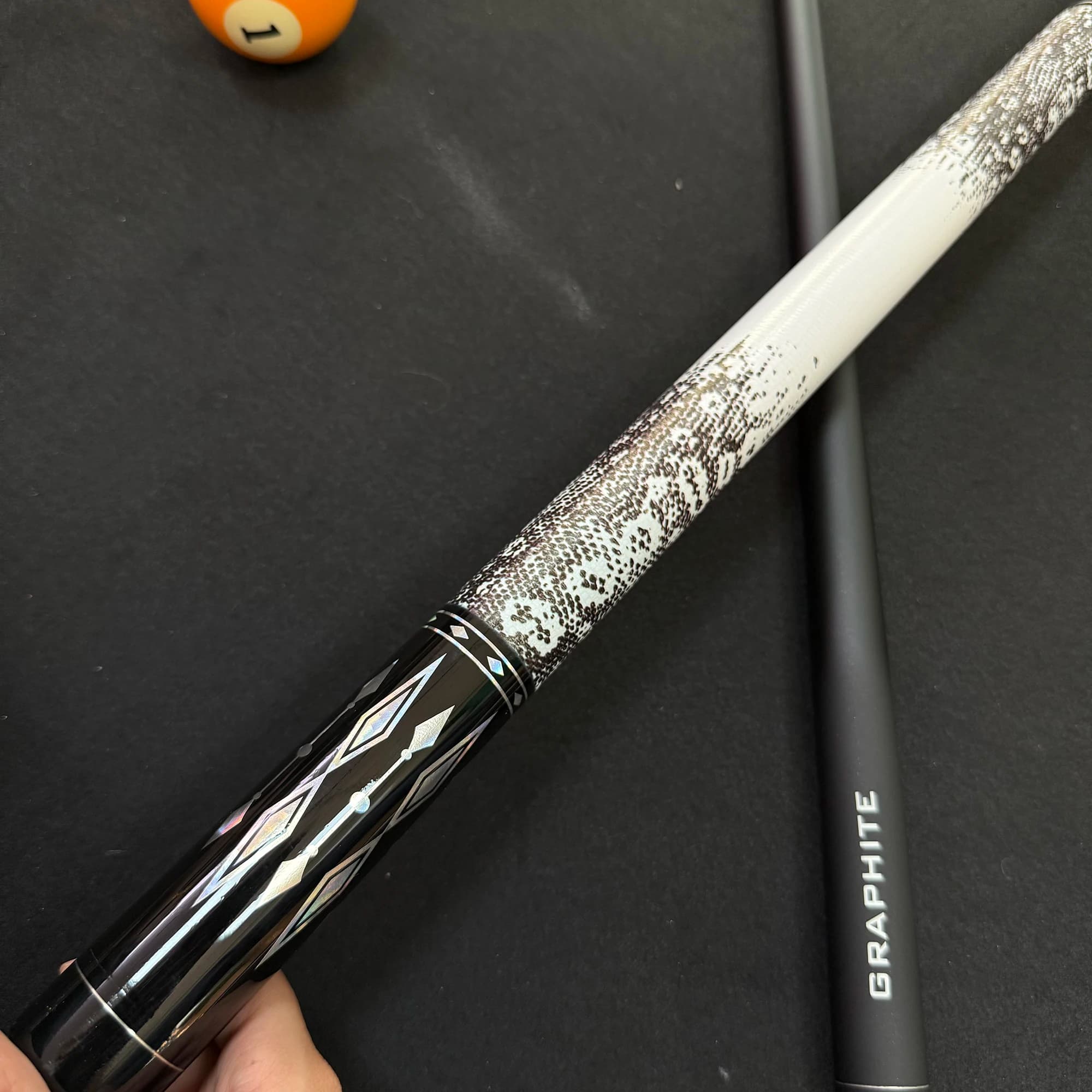 Luminous Rhombus Billiard Cue – Stable Carbon Fiber Shaft, 12.5 Tip, Anti-Slip Imitation Lizard Wrap for 8/9 Ball Game