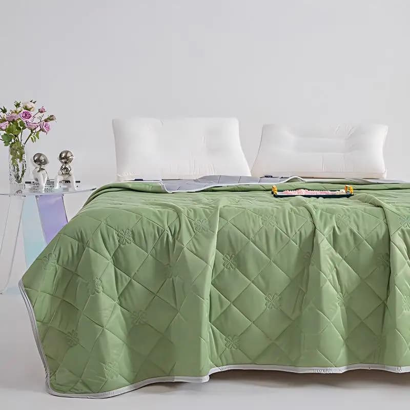 Refreshing Queen Size Cover - Breathable and Lightweight Down Jacket, Ice Silk Quilt for Cald climates and Ventilated Rooms
