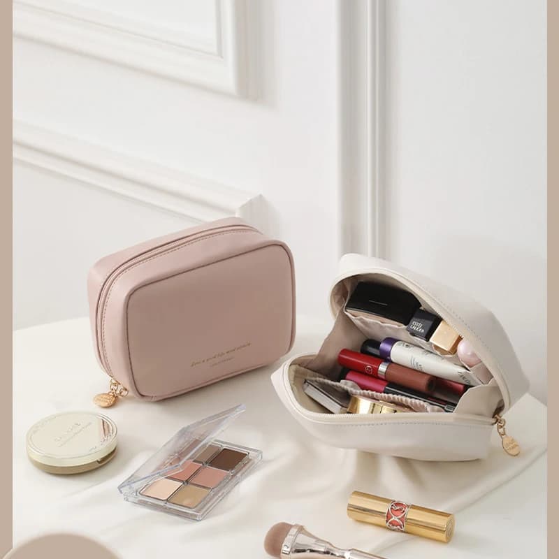 Light textured appearance + interior partition design, can contain lipsticks, eye shadows and other small makeup objects, comes with a decorative pendant suitable for everyday use. It is convenient to carry a bag with essential elements for makeup during commuting and carry a complete set of makeup accessories with you when engaging a date is an indispensable item for girls who want "The stylish even when wearing light clothes".