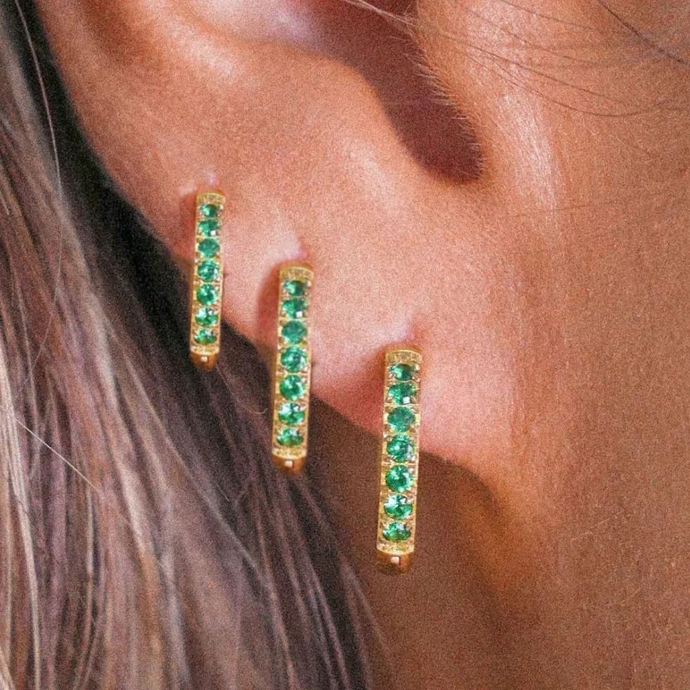 Set da 3 pezzi piccoli orecchini a cerchio Huggie impilabili verde smeraldo CZ per donna, elica di cartilagine delicata placcata oro 14K ipoallergenico