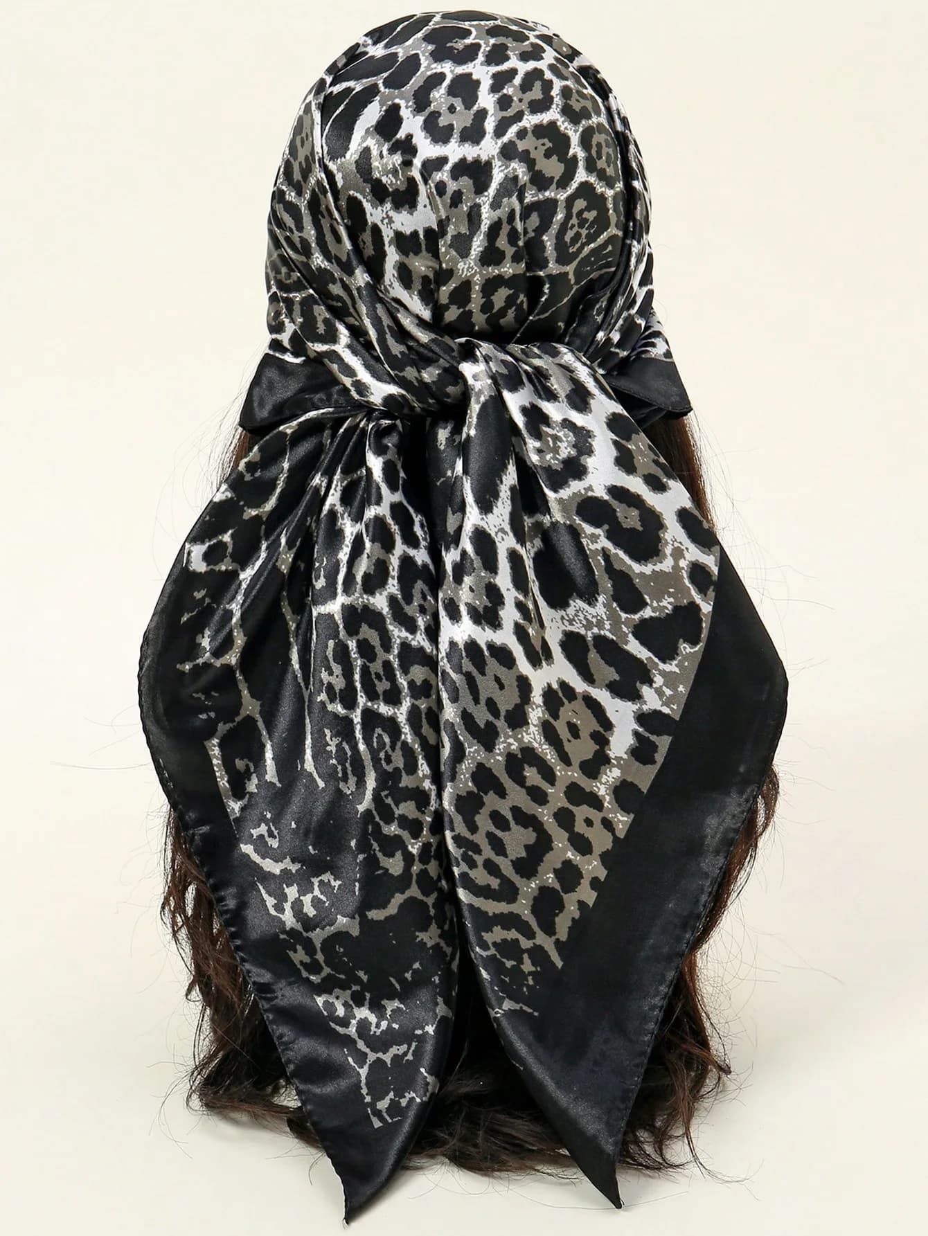 Foulard quadrato in raso da 90 cm per donna, design classico con stampa leopardata, elegante accessorio multiuso per il collo e la testa, perfetto per l'uso quotidiano e lo street style.