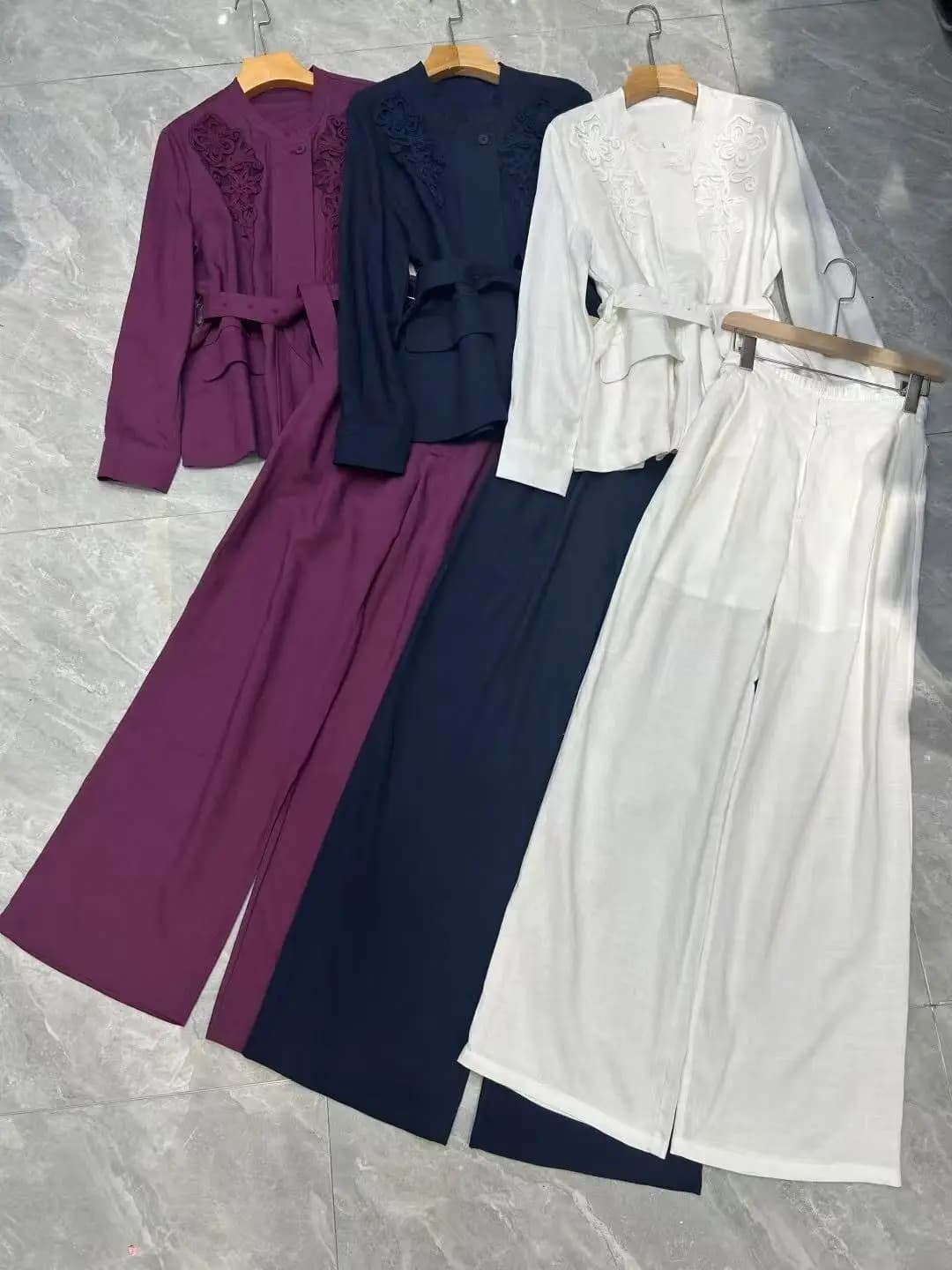 Elegante completo in lino a due pezzi con ricami floreali e cintura