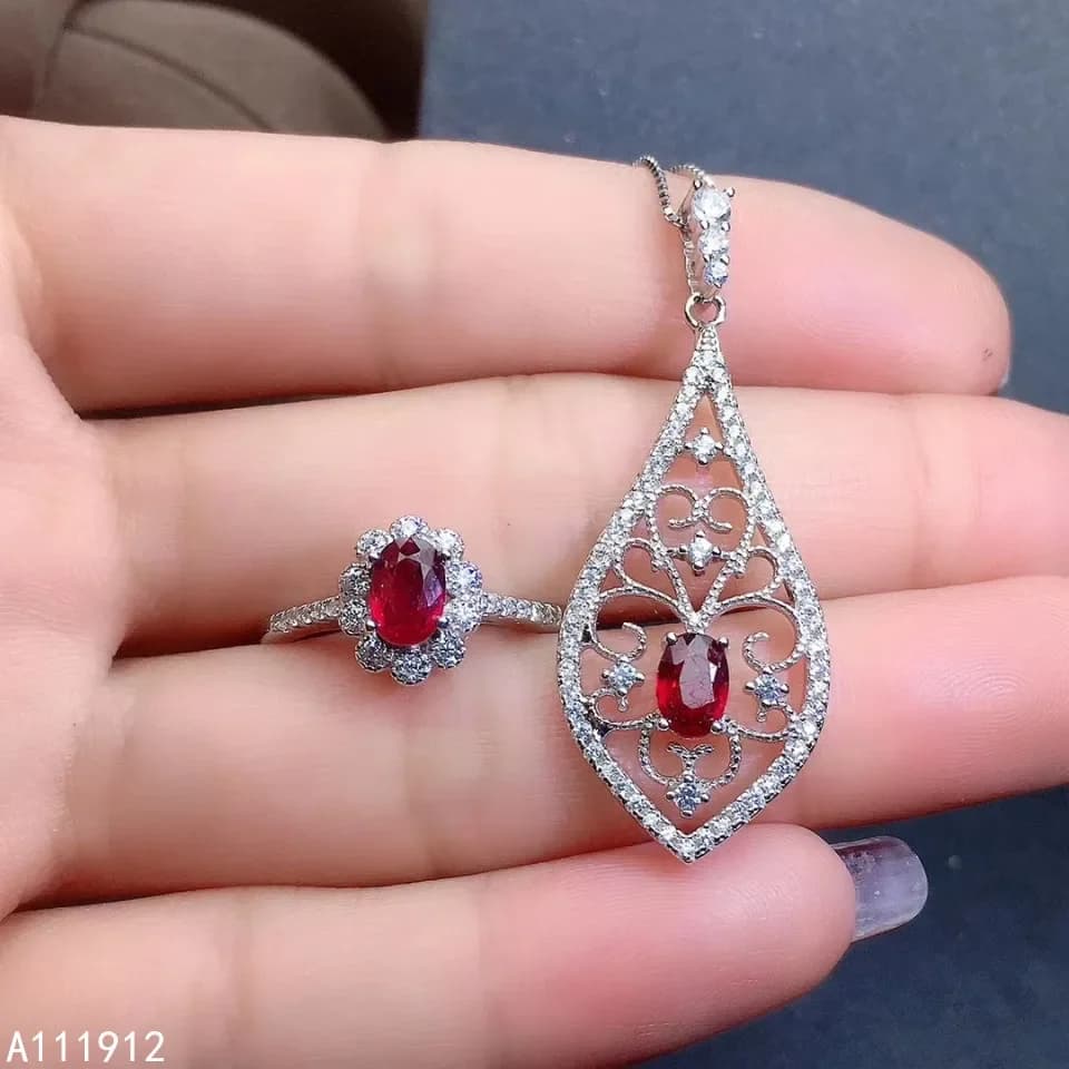 Boutique Jewelry Set da donna con ciondolo ad anello con rubino naturale intarsiato in platino placcato argento puro 925 con design scavato, festa regalo