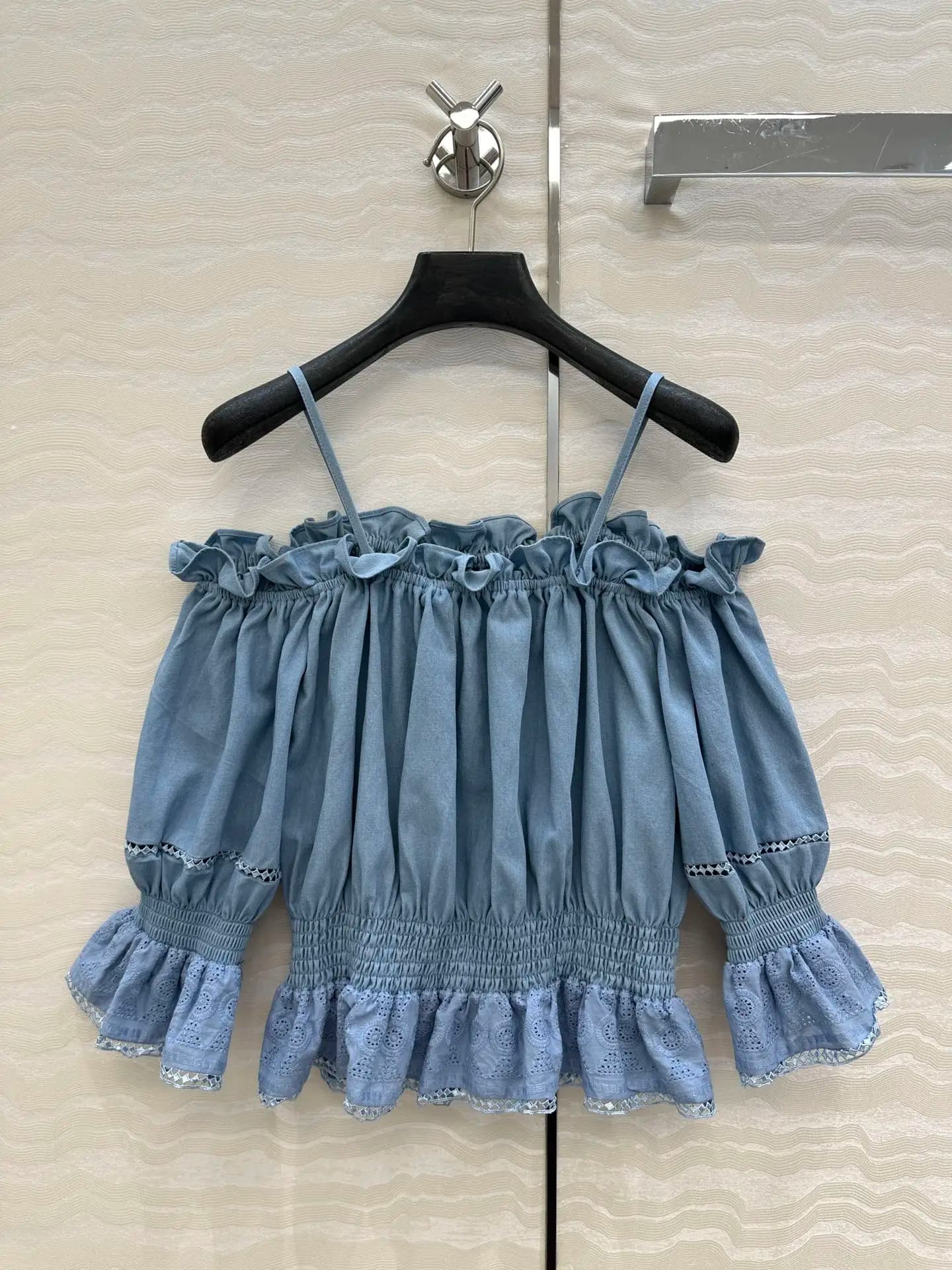Camicetta Estiva da Donna 2026 con Spalle Scoperte e Maniche a Sbuffo in Pizzo, Stile Delicato, Top con Rifiniture Intagliate ZX88119