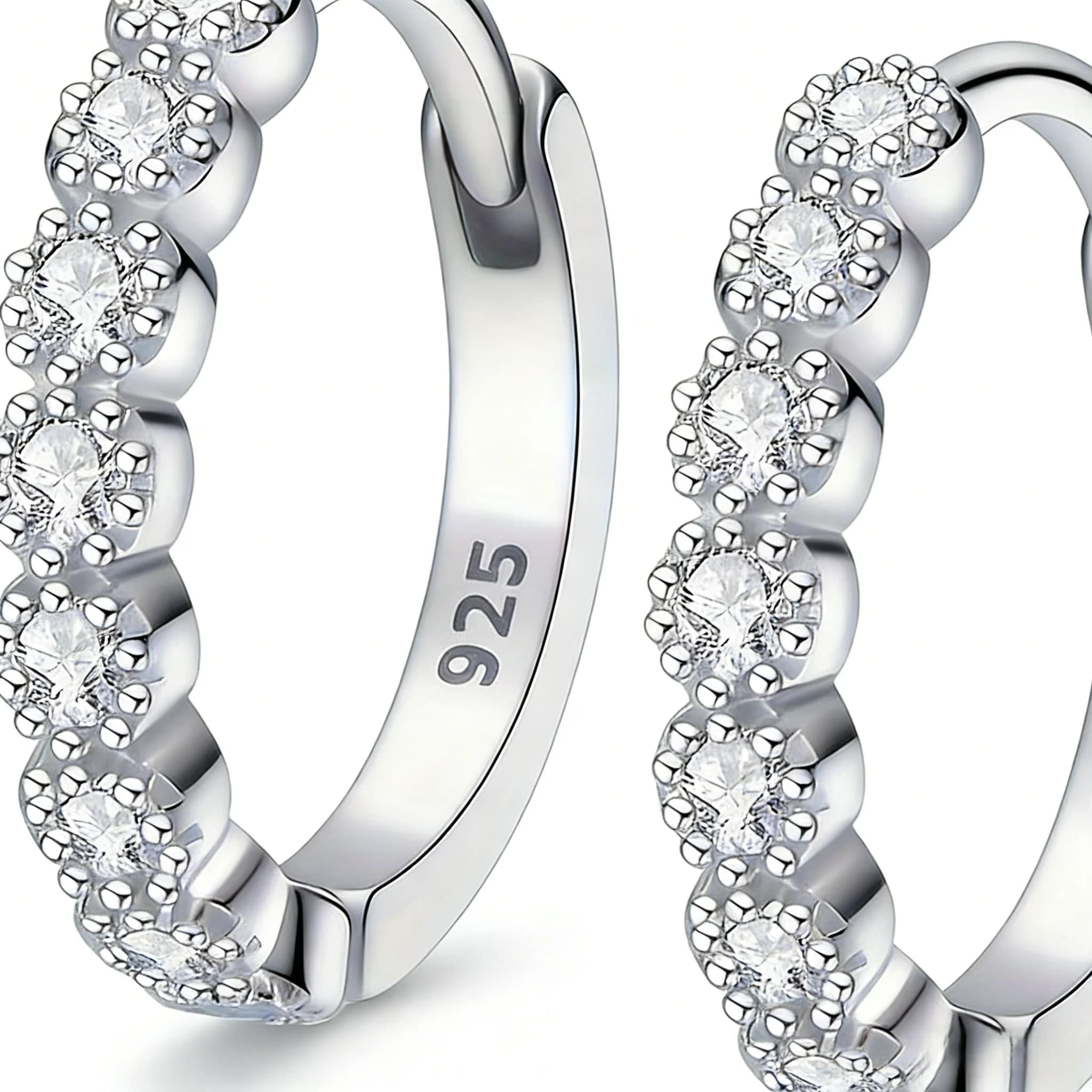 Perfetto paio di mini orecchini a bottone: dal design elegante in argento, versatile per l'uso quotidiano e per le feste