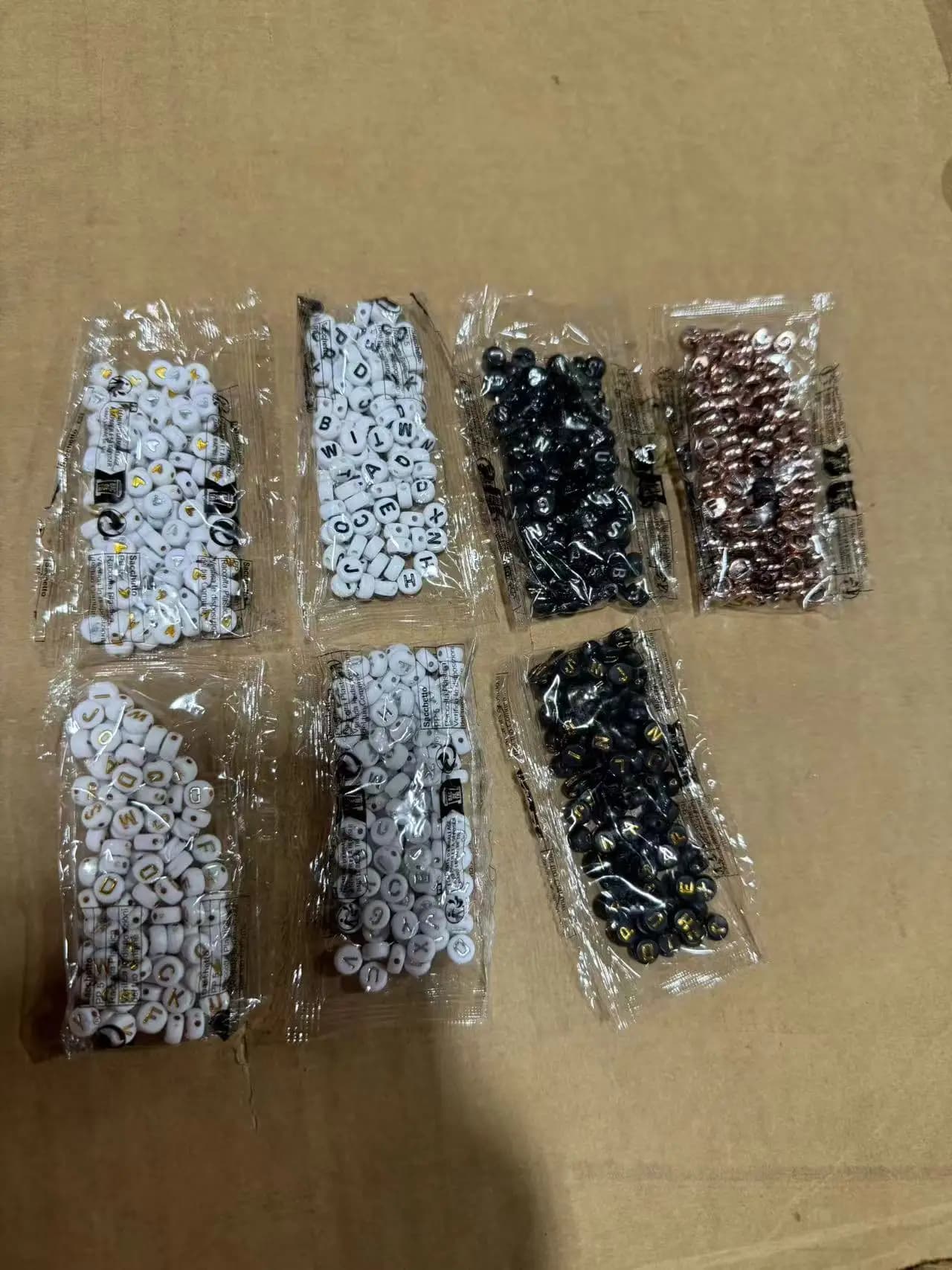 (7 stili 4*7mm) Perline con lettere dell'alfabeto, perline acriliche rotonde e piatte con numeri per la creazione di gioielli, braccialetti fai da te fatti a mano.