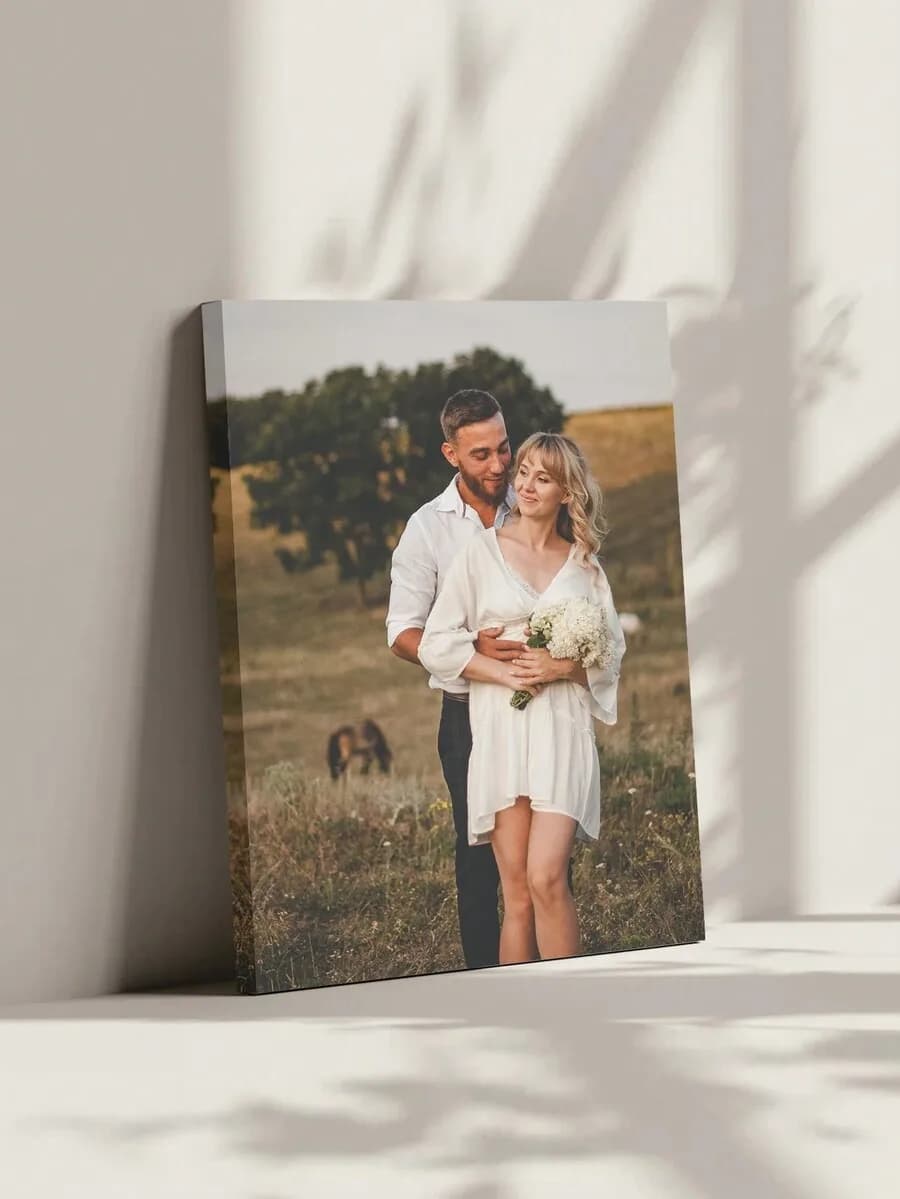 Poster su tela personalizzati, realizzati con le tue foto, disponibili con o senza cornice, ideali come regali personali.