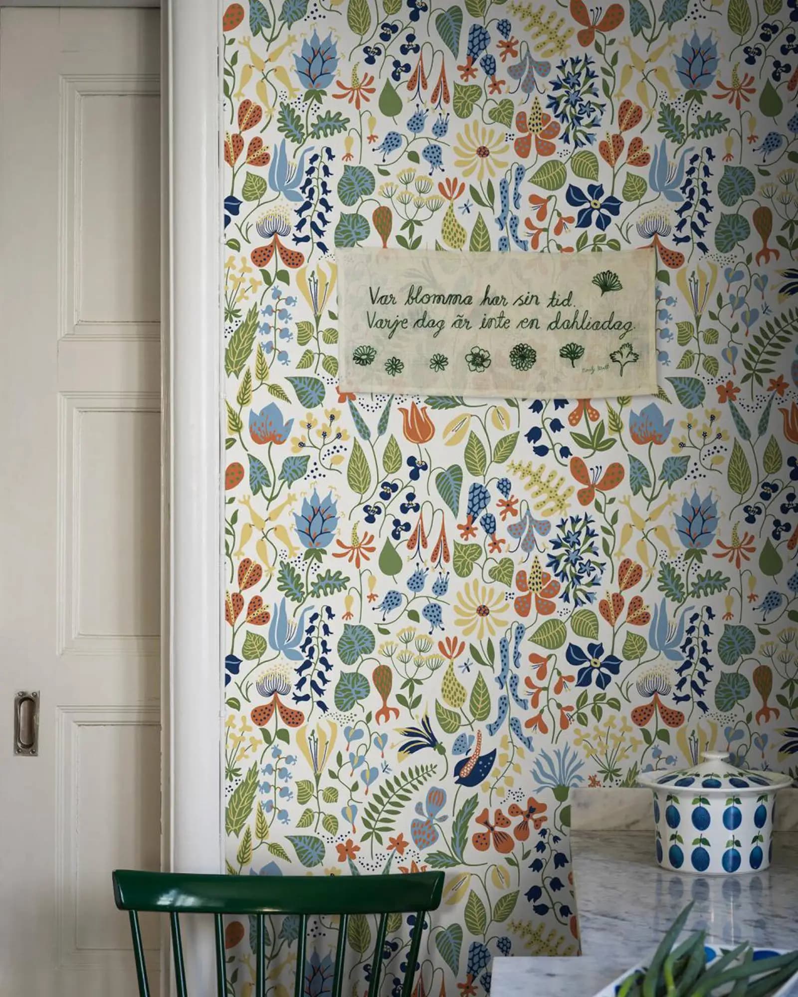 Carta da parati per erbario con fiori e foglie disegnati in modo complesso contro lo sfondo bianco, carta da parati scandinava
