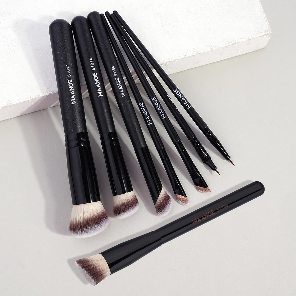 Set of 8 MAANGE Makeup Brushes: Flat Top Foundation Brushes, Eyeliner Brushes and Densi Brushes for Eyeliner and Face Contour, for an Impeccable Makeup