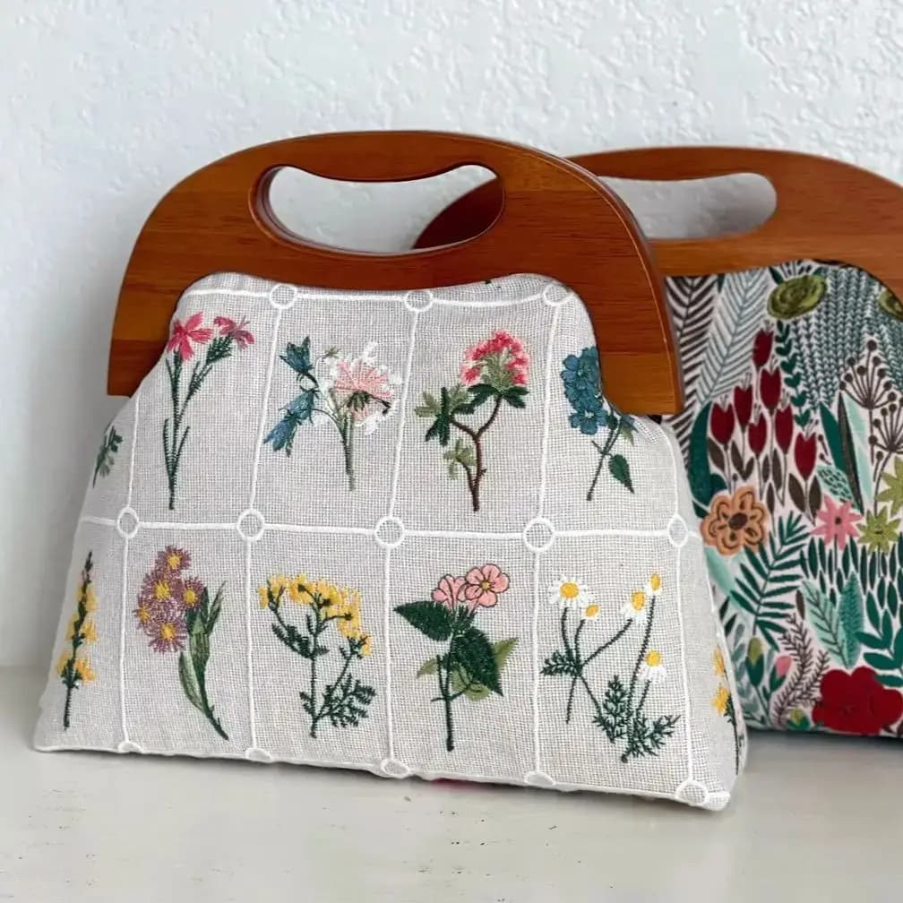 Lost in borsa a tracolla vegana con chiusura a clip con manico in legno con ricamo floreale vintage con Doilly ricamato vintage.