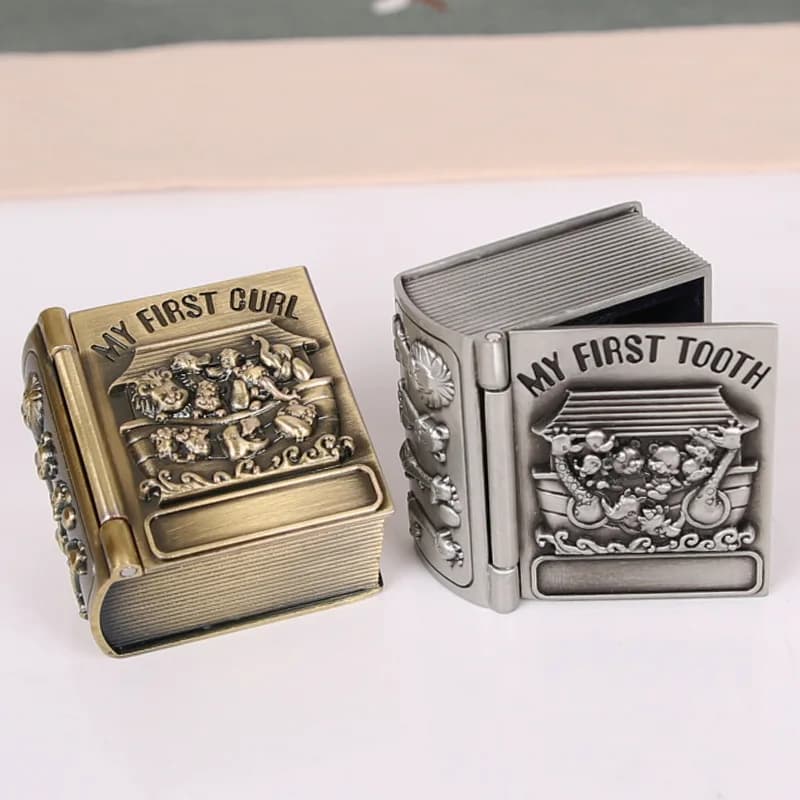 La mia prima scatola dei ricordi dell'arricciatura dei denti Custodia in lega di zinco con incisione floreale metallizzata a forma di libro per bambini Ottone antico Peltro 4x4x2 cm