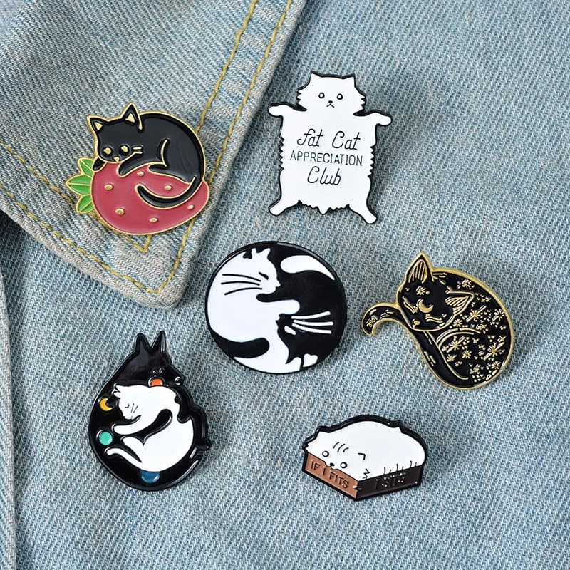 Meow Sleep Cat Kindergarten Enamel Pins Cat Embracing Yin Yang Cats Badge Punk Pin Bag Nappy Gift Jewelry Animals